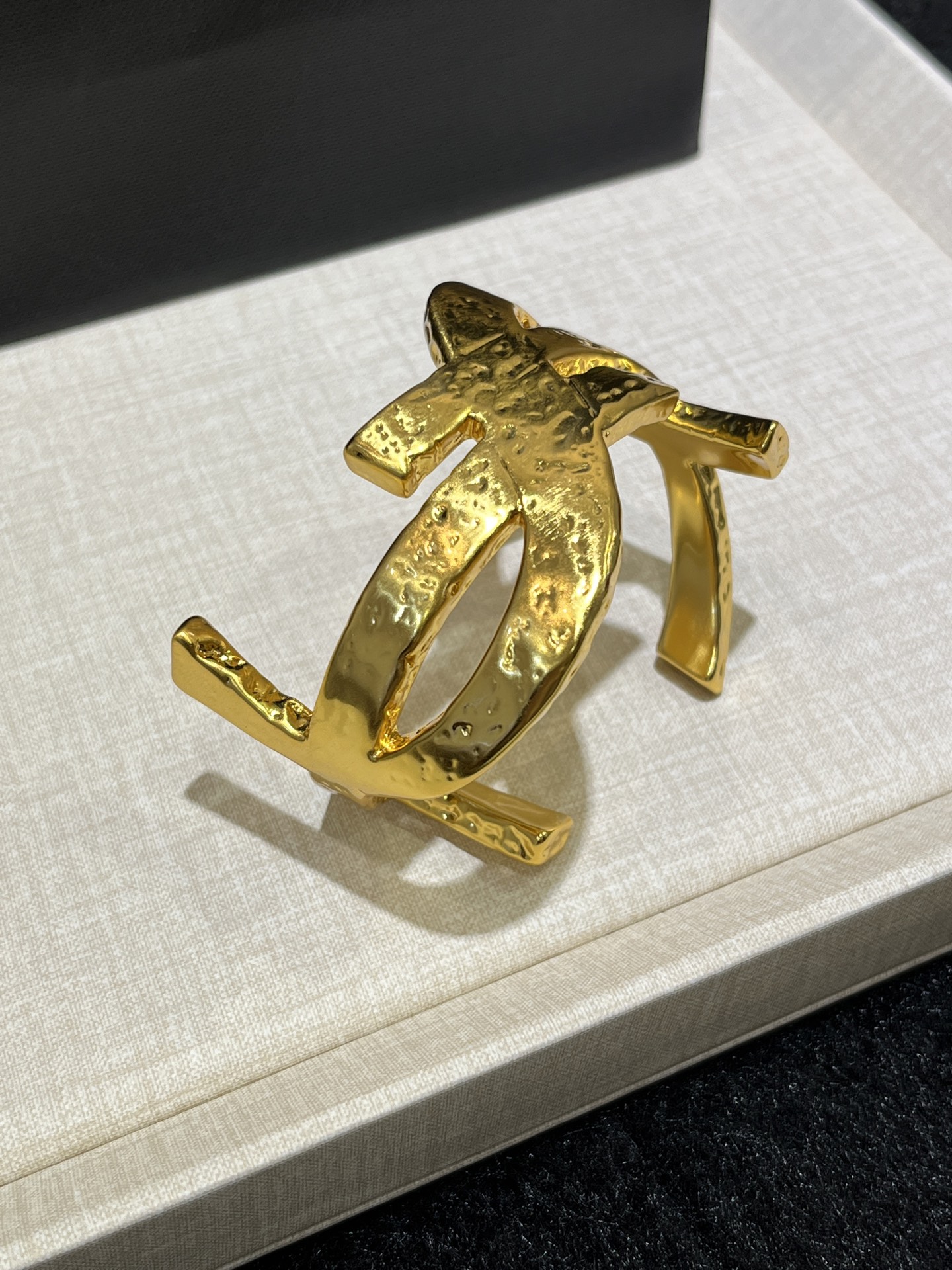 NO:635755,88280 Today's new product open bracelet ysl new retro gold letter logo open bracelet The oversized letter logo is very high-end. The fashionable personality is too special. It has a royal temperament. The golden bronze slightly aged craftsmanship hammer pattern is very textured. YB-like brass material, lava craft. The bracelet has a popular packaging, saint laurent, bracelet, Cardia high-end jewelry1986090988280 今日新品开口手镯 ysl新款复古金字母logo开口手镯 超大的字母logo 上手效果非常高级 时髦个性太特别了 很有御姐气质 金色古铜微做旧工艺锤纹很有质感 yb一样黄铜材质,熔岩工艺 手环带包装爆款,,saint laurent,bracelet,卡迪亚高端饰品,Jewelry