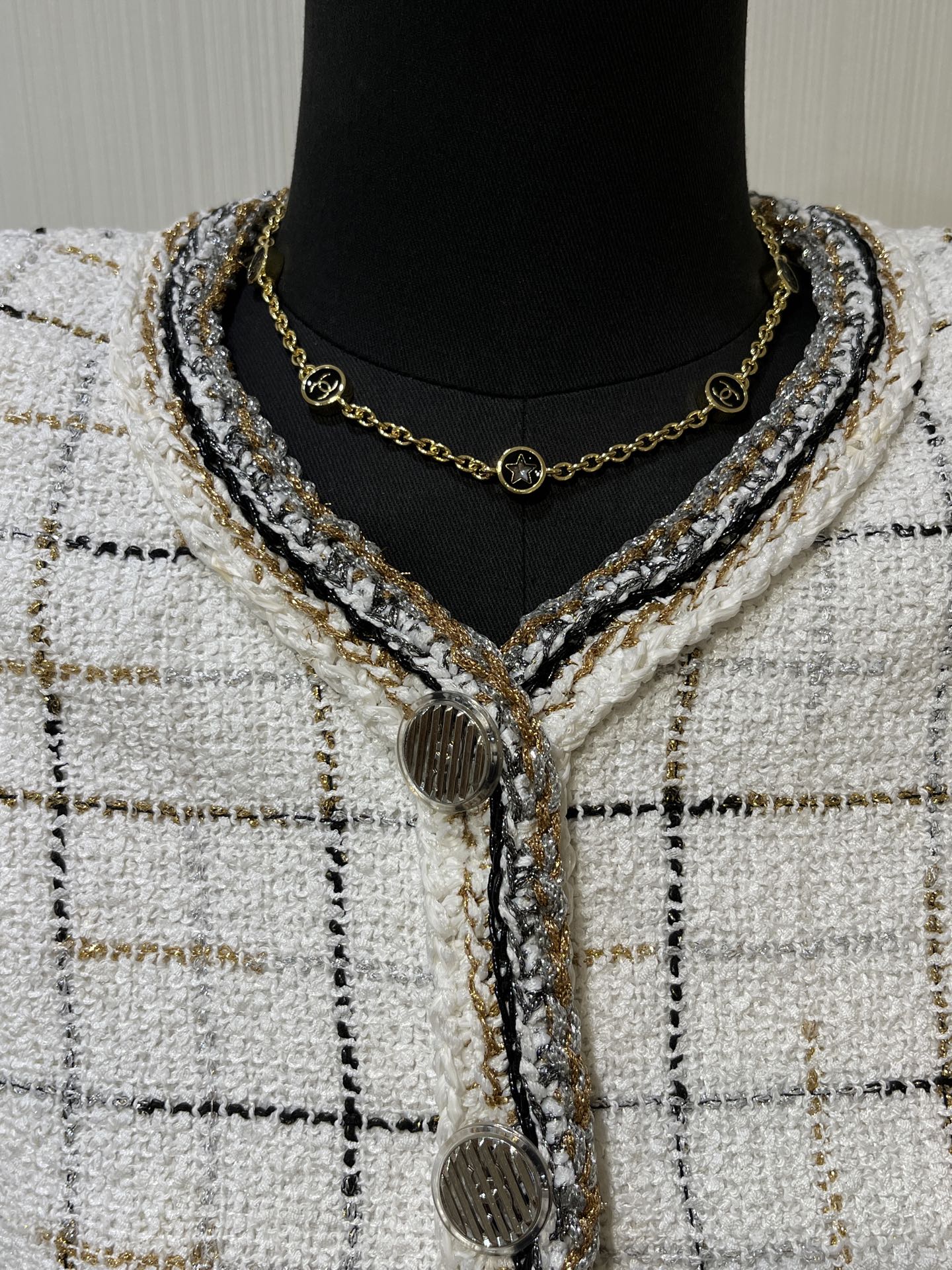 NO:635282,Today’s new purchase is yb 25K new black enamel gold coin button necklace choker. The crystal star double C small buttons have a vintage feel. The golden color is so beautiful. It has the atmosphere of a wealthy daughter at first glance. The necklace can be worn on both sides. It is noble and fashionable enough. The same brass material as yb. Enamel craftsmanship. Top version, necklace, Cartier high-end jewelry.19860909今日新品购入yb 25K新款黑色珐琅金币纽扣项链choker 水晶星星双C小纽扣很有vintage味道 金色色泽好漂亮 一眼富家千金氛围 项链双面都可佩戴哦贵气又足够时髦 yb一样黄铜材质 珐琅工艺 顶级版本,,necklace,卡迪亚高端饰品,Jewelry