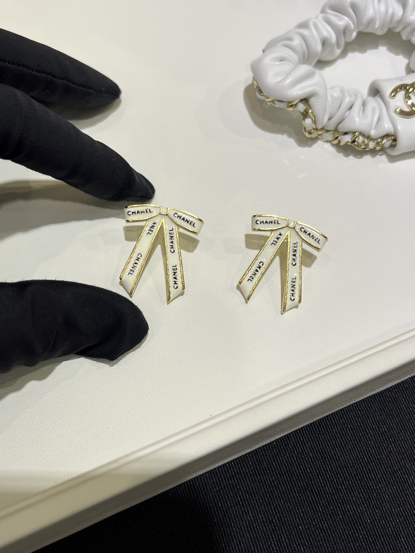 NO:635283,88180, today’s new product, second-hand earrings, black letters and white enamel bow earrings, white enamel bow + black letters, so gentle, very similar to Xiaoxiang’s classic ribbon, strong French atmosphere, I really like this simple design, versatile for daily use, not picky, same brass enamel craftsmanship as yb, chanel, Cartier high-end jewelry1986090988180,今日新品中古耳钉  黑色字母白色珐琅蝴蝶结耳钉 白色珐琅蝴蝶结+黑色字母好温柔 很像小香家的经典丝带 浓浓的法式氛围 好喜欢这种简约设计 日常百搭不挑人 yb一样黄铜珐琅工艺,,chanel,卡迪亚高端饰品,Jewelry