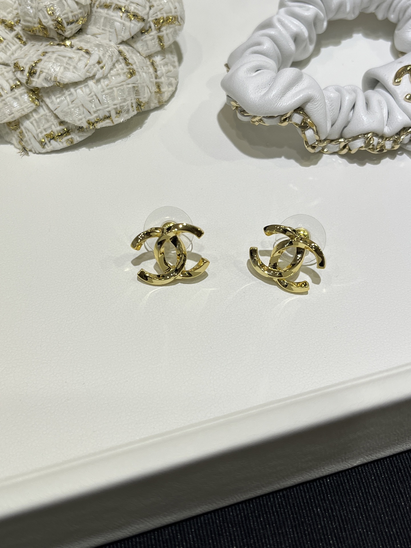 NO:635280,99170 Today’s new earrings, basic style 25K new gold twisted double C earrings, metal twist cc earrings are polished so perfectly, the color is beautiful and golden, very rich, the size is excellent, very suitable for daily commuting, consistent brass material, basic style with eyes closed, twist earrings with packaging box, top version, Cardia high-end jewelry1986090999170 今日新品耳钉 基础款 25K新款金色扭纹双C耳钉 金属麻花cc耳钉抛光太完美了 色泽也漂亮金灿灿的很富贵 尺寸太优秀了非常适合日常通勤 z一致黄铜材质 基础款式闭眼入 麻花耳钉带包装盒顶级版本,,卡迪亚高端饰品,Jewelry