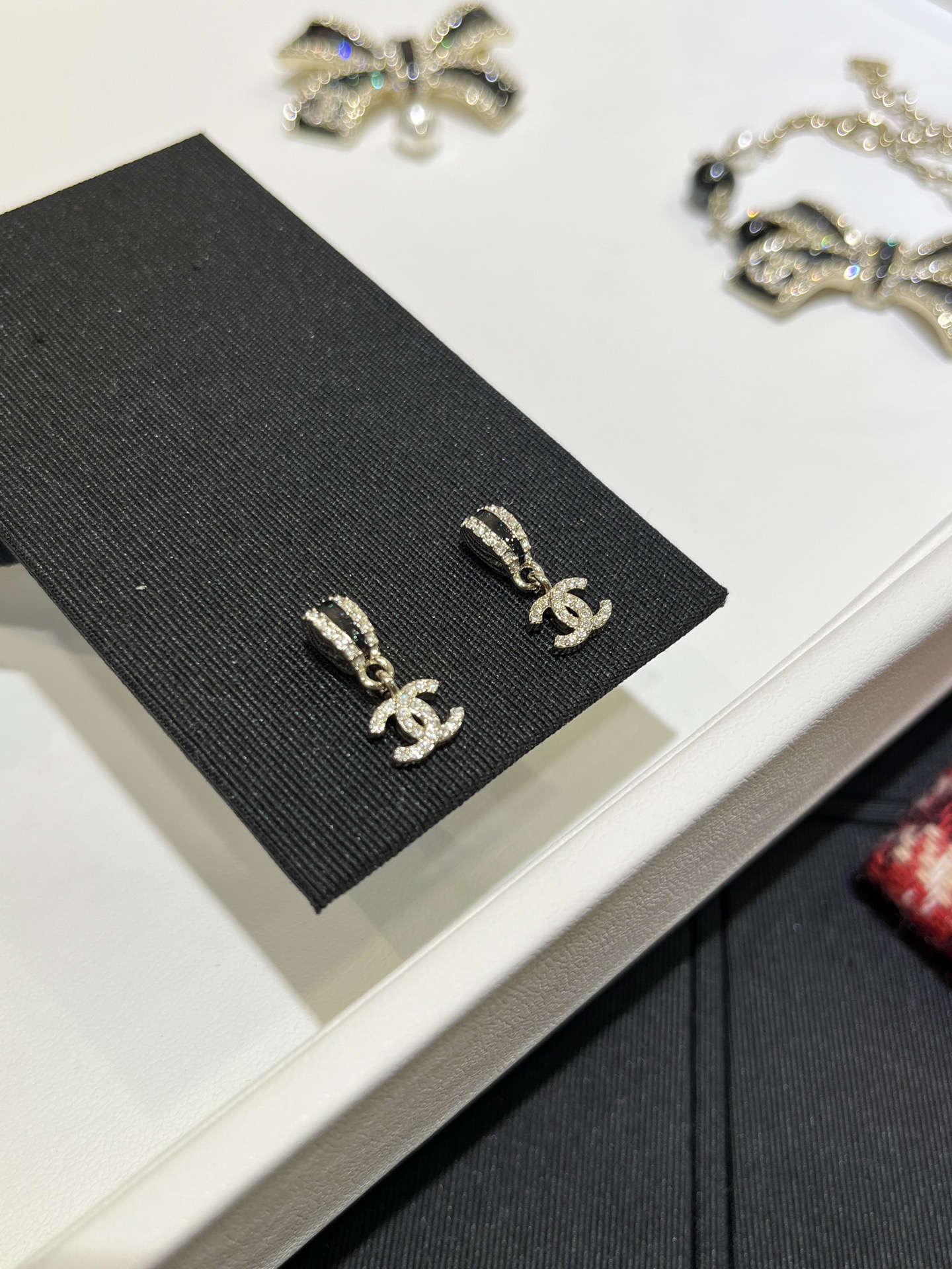 NO:635297,88180 Today's new earrings 25B new diamond-encrusted double C pendant black enamel small earrings. Black enamel with fine sequins and spliced ​​rhinestones is very exquisite. The classic black and gold color matching is matched with eyes closed. The same brass material as yb. Customized crystal. Enamel craftsmanship. Gold earrings with packaging box. Top version, earrings, Cardia high-end jewelry.1986090988180 今日新品耳钉 25B新款镶钻双C吊坠黑色珐琅小耳环 黑色珐琅带着细闪亮片拼接水钻很精致 对版调色经典黑金配色闭眼入 yb一样黄铜材质 定制水晶 珐琅工艺 金色耳钉带包装盒 顶级版本,,earrings,卡迪亚高端饰品,Jewelry