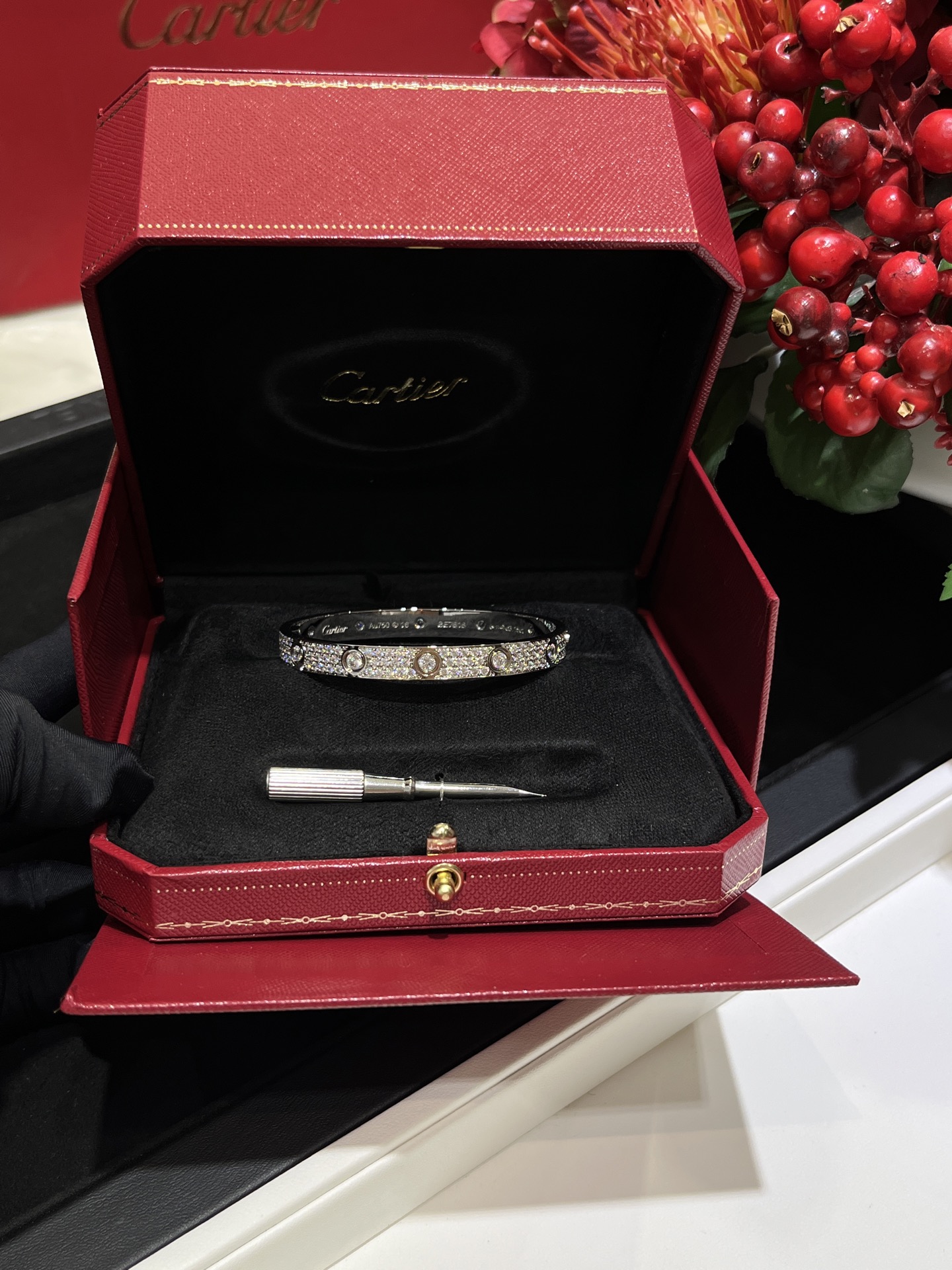 NO:635306,99650 Today's new product, the new wide version of the silver white gold starry sky diamond bracelet, two sizes 16-17, the size is non-refundable after the order is confirmed. This requires a screwdriver to open, it opens vertically, and closes horizontally. Pure CNC craftsmanship, hand-made micro-inlaid, the gaps are perfect, the workmanship is excellent  This is perfect for supporting the scene. If you want to wear it for a long time and it will not fade, you can also customize the material of real gold and diamonds. After all, except for real gold, there are no other safe materials that are not faded at present. The gold-plated white copper material can be worn with confidence. Bracelet, gold plating, Cartier high-end jewelry1986090999650 今日新品 新款宽版银色白金色满天星爆钻手镯两个尺寸16-17号,下单确认后码数不退换 这款需要螺丝刀打开,竖着就是打开,横着就是关闭 纯cnc工艺精雕工艺,手工微镶,缝隙也是完美,工艺极好 撑场面这个妥妥的,要长期佩戴不褪色的实力姐姐也可以定制真金真钻材质,毕竟安全的材质除了真金,其它材质目前没有做到不褪色,白铜镀金材质放心佩戴,,bracelet,gold plating,卡迪亚高端饰品,Jewelry