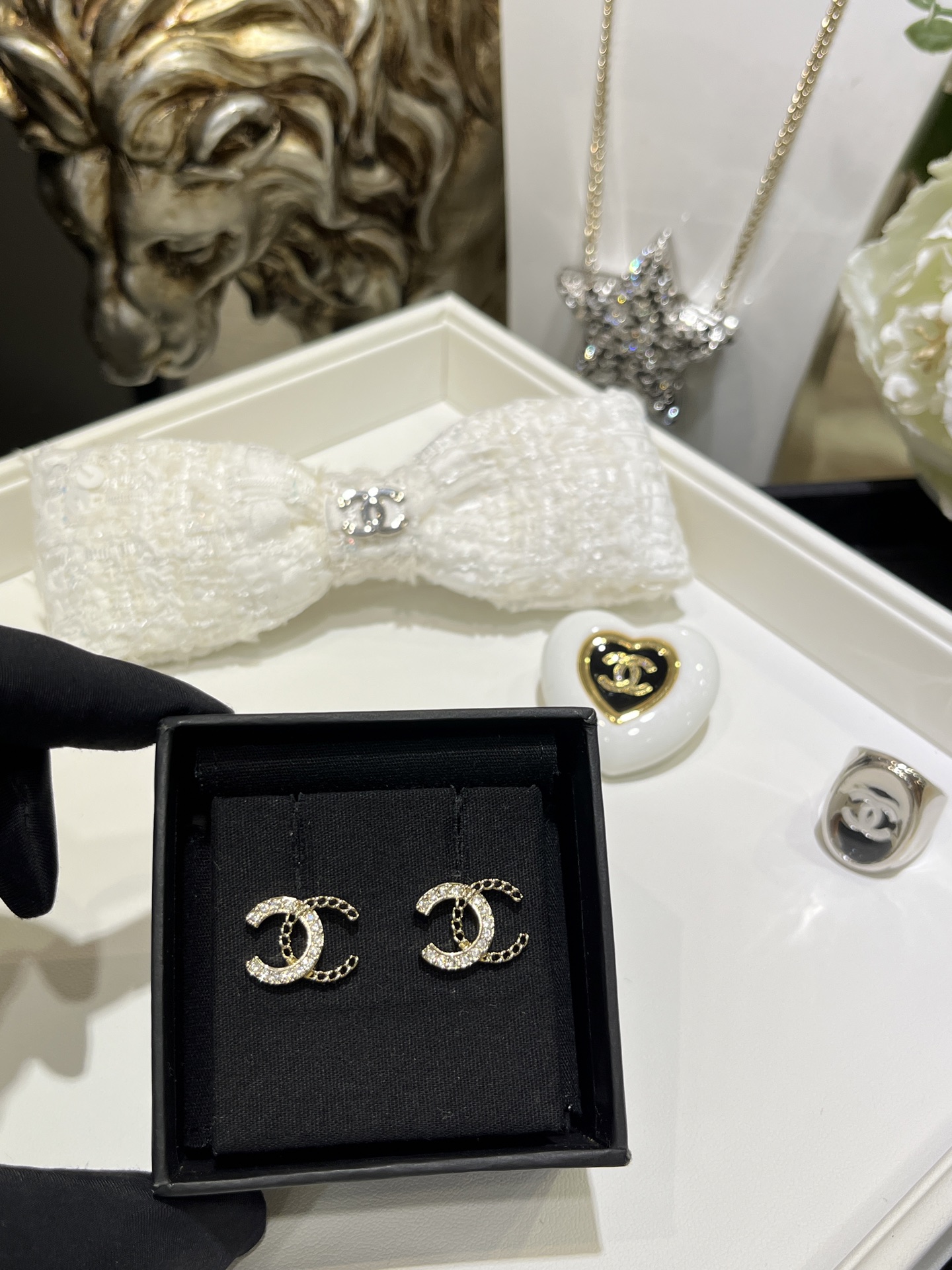 NO:635294,88180 Today's new earrings 25B new rhinestone and chain double C earrings Rhinestone + chain double combination Simple and very attractive Basic double C is easy to match every day Very comfortable to wear Brass material like yb Swarovski crystal Basic earrings with packaging box Top version, earrings, Cardia high-end jewelry1986090988180今日新品耳钉 25B新款水钻拼链条双C耳钉 水钻+链条双拼 简简单单又非常耐看 基础双C日常好搭配 佩戴很舒适 yb一样黄铜材质 施华洛水晶 基础款耳环带包装盒顶级版本,,earrings,卡迪亚高端饰品,Jewelry