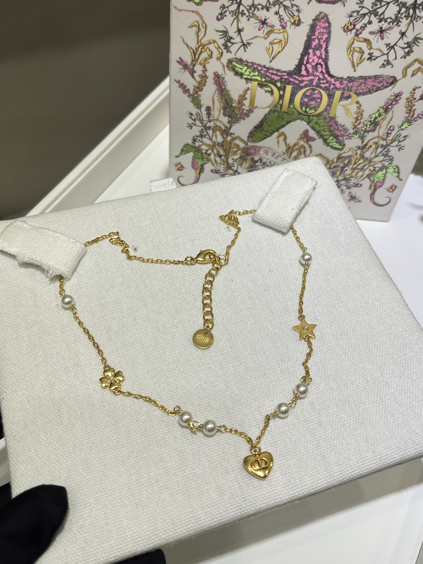 NO:635391,88200, Today's new necklace 25 years new autumn and winter gold CD star clover love pendant necklace The classic combination of five-pointed star + clover + love + small pearls is simply too exquisite. It is smart and cute when worn on the upper body. Retro metal special process electroplating details. YB same brass material. Customized pearls. Special process electroplating. Top version of necklace, necklace, Cartier high-end jewelry.1986090988200,今日新品项链 25年秋冬新款金色CD星星幸运草爱心吊坠项链 五角星+幸运草+爱心+小珍珠的经典组合 简直太精致啦 佩戴上身灵动又可爱 复古金属特殊工艺电镀对版细节 yb一样黄铜材质 定制珍珠 特殊工艺电镀 项链顶级版本,,necklace,卡迪亚高端饰品,Jewelry