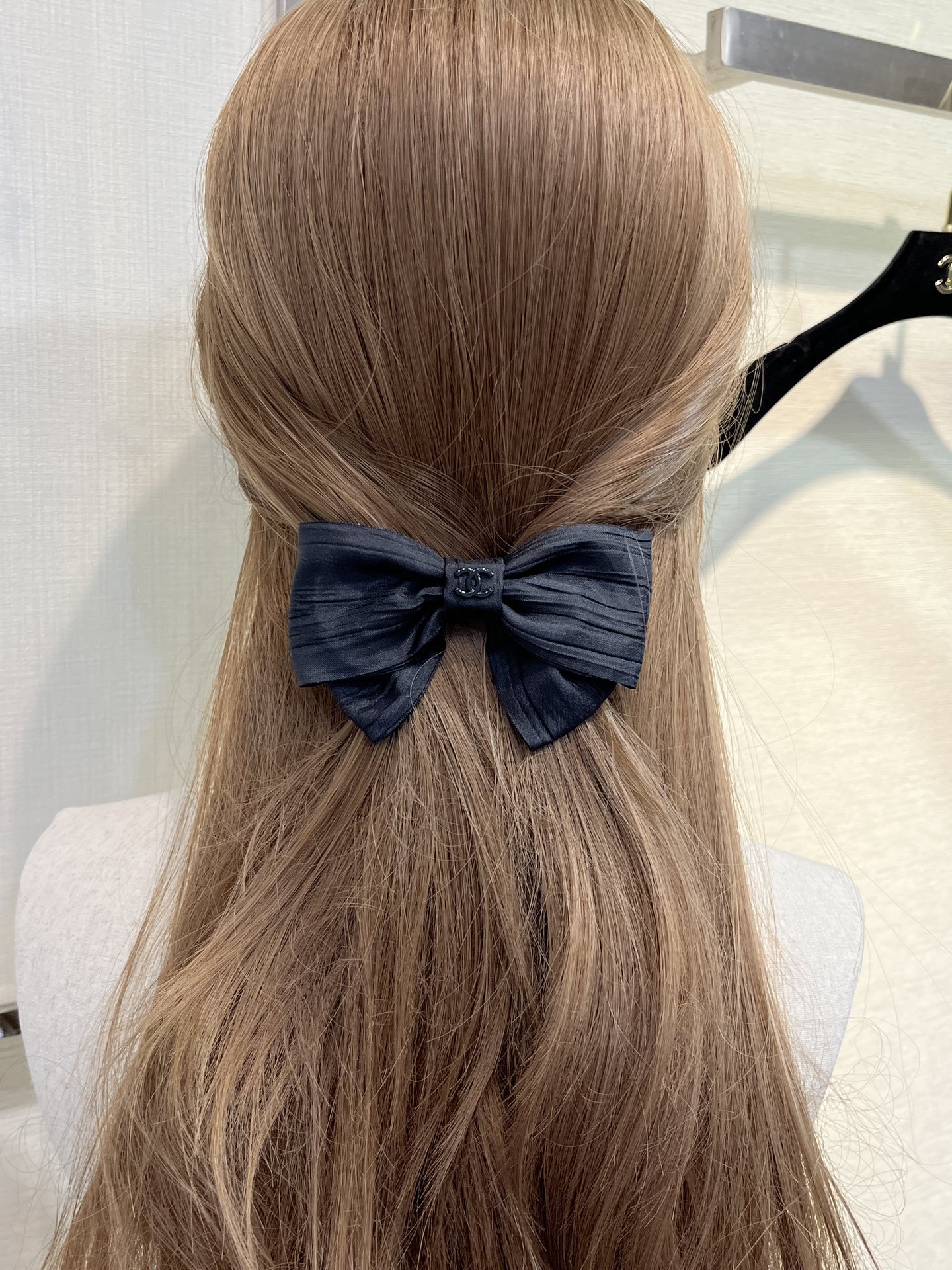 NO:635401,88180, today's new hairpins * 25k new black double C logo bow hairpins with folded fabric bows. The shape is very cute and elegant. Very attractive. The small size looks great even with half bangs. No resistance to black bows. Very good to match. Hairpins, hairpins, spring clips, hot style, hairpins, Cardia high-end jewelry1986090988180,今日新品发夹 * 25k新款黑色双C徽标蝴蝶结发夹 自带褶皱的布料蝴蝶结 版型很乖巧优雅 非常耐看 小号尺寸扎半头刘海都超好看 对黑色蝴蝶结没有抵抗力 巨好搭配 发夹发卡弹簧夹爆款,,hairpins,卡迪亚高端饰品,Jewelry
