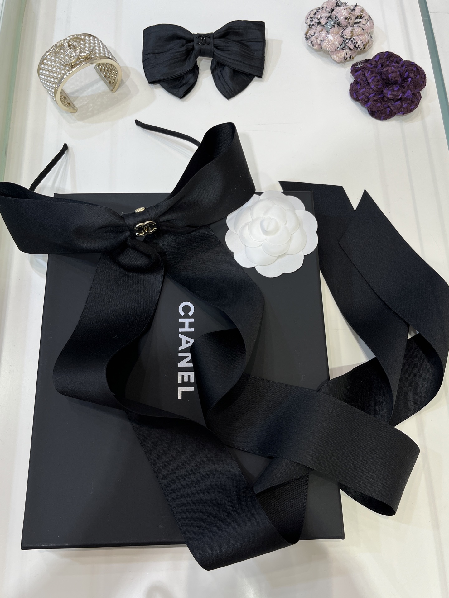 NO:635407,88220, Today’s hottest new hairbands * 25K new double C extra long black ribbon bow headband 1 meter long bow, huge length, huge exaggeration!  Max presence is simply the king of atmosphere. Fairy-shaped items. The upper body is too cute. It highlights the temperament. You can make money by buying it. Exaggerated styles, confirm the size before placing an order. Hairbands and hairpins, high-end Cartier jewelry.1986090988220,今日新品发箍爆款 * 25K新款双C超长黑色飘带蝴蝶结发箍 1米长的蝴蝶结 巨长 巨夸张！存在感max 简直就是氛围感王者 仙女造型单品 上身太嗲了 凸显气质 买到赚到 夸张款式下单前确认尺寸哈 发箍发卡,,卡迪亚高端饰品,Jewelry