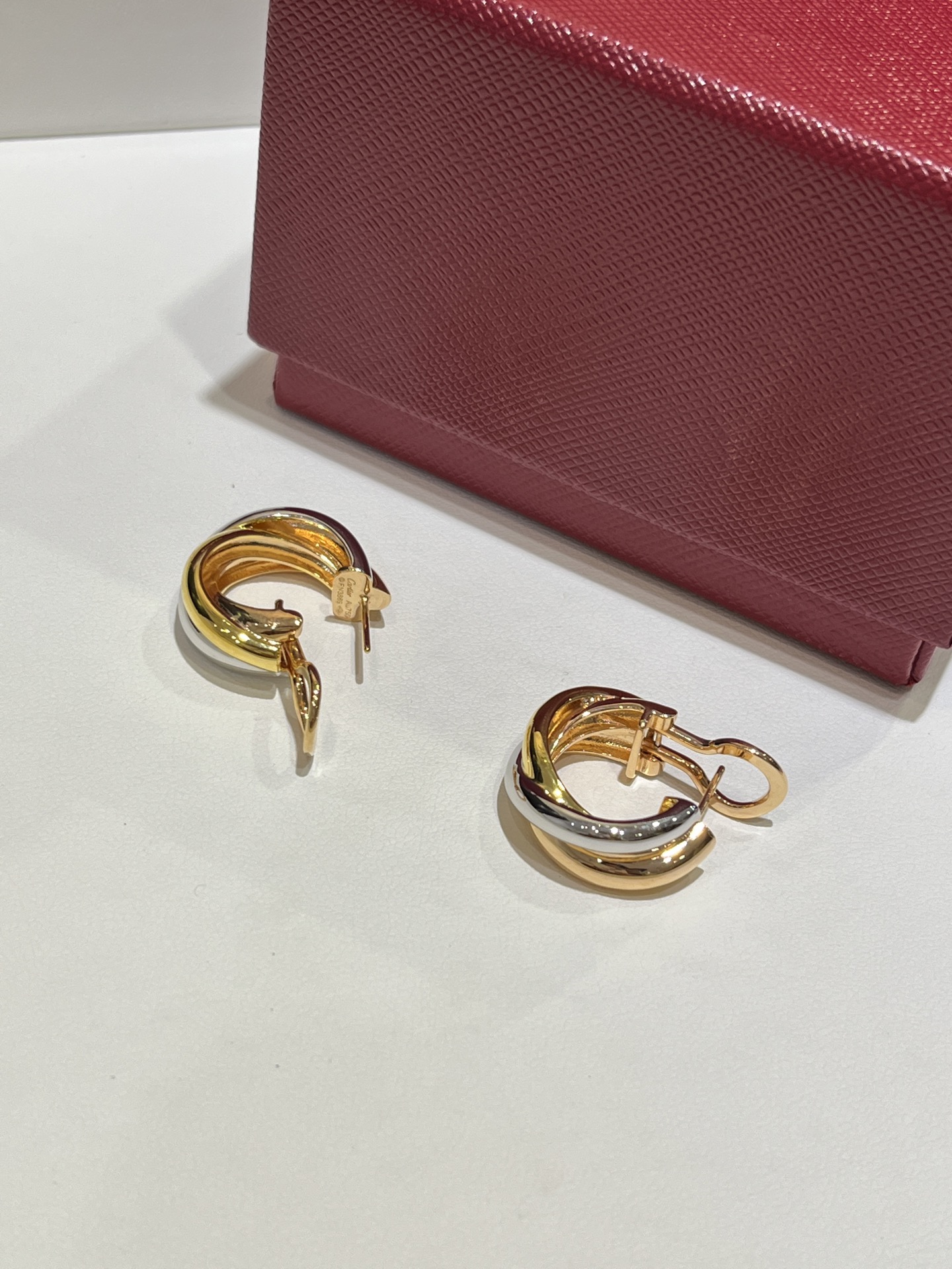 NO:635628,88260 Today's new products New Trinity three-ring earrings earrings platinum x gold x rose gold The three-color circles are super atmospheric. The three circles are independent of each other and intertwined. The glossy metal texture is simply too high-end. It can be used daily for old money. ZK real gold, the price is close to 3w. The custom-made brass material has the same wearing effect, earrings, Cardia high-end jewelry1986090988260今日新品 新款Trinity三环耳钉耳环耳拍 白金x金色x玫瑰金 三色圈圈超级大气 三个圈彼此独立,又互相交织 光面金属质感简直太高级了 可日常可老钱 zk真金,价格接近3w 定制黄铜材质一样佩戴效果,,earrings,卡迪亚高端饰品,Jewelry