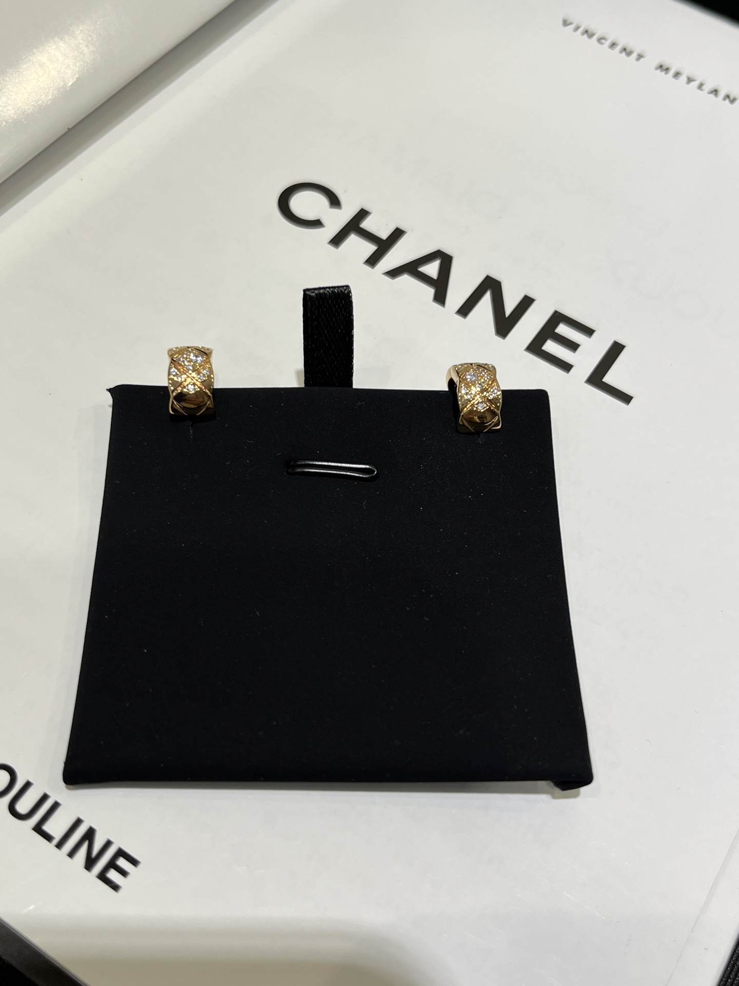 NO:635444,88230 Today’s new products are beige gold with diamonds. New coco crush beige gold rhombus pattern circle wide earrings small size. Classic diamond-encrusted metal rhombus pattern hoop. So attractive. Wear it low-key on the upper body and show your temperament. Stack and match the ceiling z. Real gold and real diamonds. Customized thick gold-plated brass inlaid with zircon. Rose gold ear stud earrings with beads and clear engravings. earrings, high-end Cartier jewelry.1986090988230 今日新品米金色带钻 新款coco crush米金色菱格纹圆圈宽版耳环小号 经典镶钻金属菱格纹圆环 太耐看了 佩戴上身低调又显气质叠戴混搭天花板 z真金真钻 定制黄铜镀厚金镶嵌锆石 玫瑰金耳钉耳圈带珠刻字清晰,,earrings,卡迪亚高端饰品,Jewelry