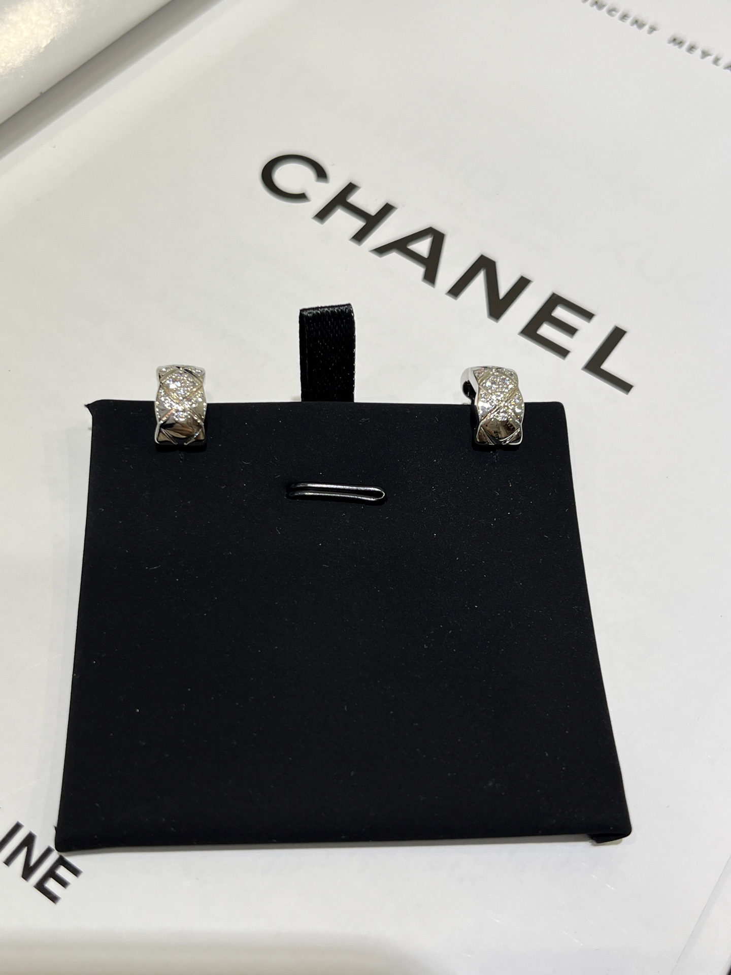 NO:635456,88230 Today’s new arrivals are white gold with diamonds, new coco crush white gold rhombus pattern circle wide earrings, small size, classic diamond-encrusted metal rhombus pattern hoops, so eye-catching, low-key and elegant when worn on the upper body, stacked and matched with the ceiling z real gold and real diamonds, custom thick gold inlaid with zircons, silver ear studs and earrings, clear lettering, earrings, Cardia high-end jewelry1986090988230 今日新品白金色带钻 新款coco crush百金色菱格纹圆圈宽版耳环小号 经典镶钻金属菱格纹圆环 太耐看了 佩戴上身低调又显气质叠戴混搭天花板 z真金真钻 定制厚金镶嵌锆石 银色耳钉耳圈 刻字清晰,,earrings,卡迪亚高端饰品,Jewelry