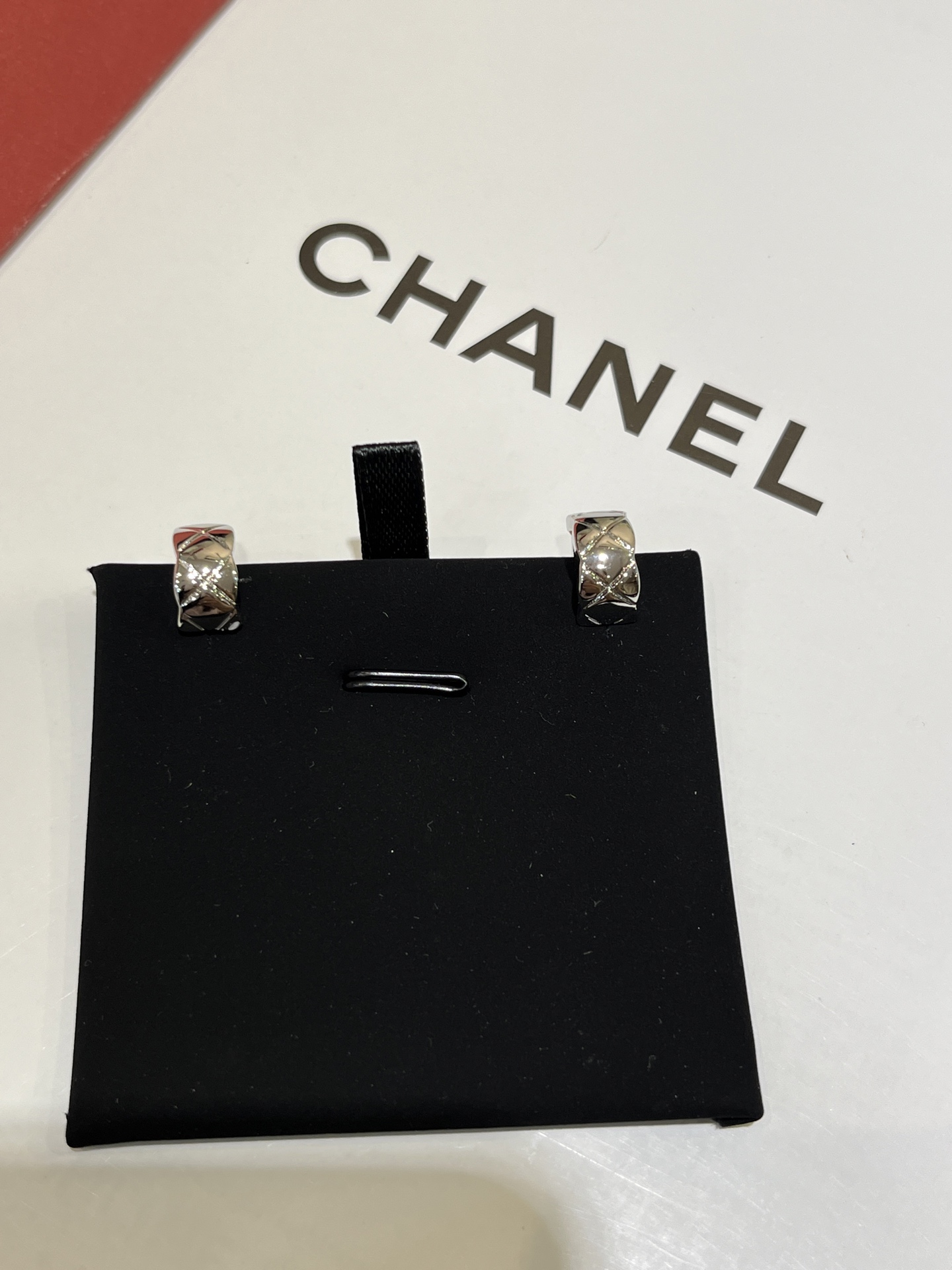 NO:635441,88220, Today’s new product is white gold glossy, new coco crush white gold rhombus pattern circle wide earrings small size, classic diamond-encrusted metal rhombus pattern hoop, so eye-catching, low-key and elegant to wear on the upper body, stacked and matched with the ceiling z real gold and real diamonds, custom brass plated with thick gold, earrings, Cardia high-end jewelry1986090988220,今日新品白金色光面 新款coco crush白金色菱格纹圆圈宽版耳环小号 经典镶钻金属菱格纹圆环 太耐看了 佩戴上身低调又显气质叠戴混搭天花板 z真金真钻 定制黄铜镀厚金,,earrings,卡迪亚高端饰品,Jewelry