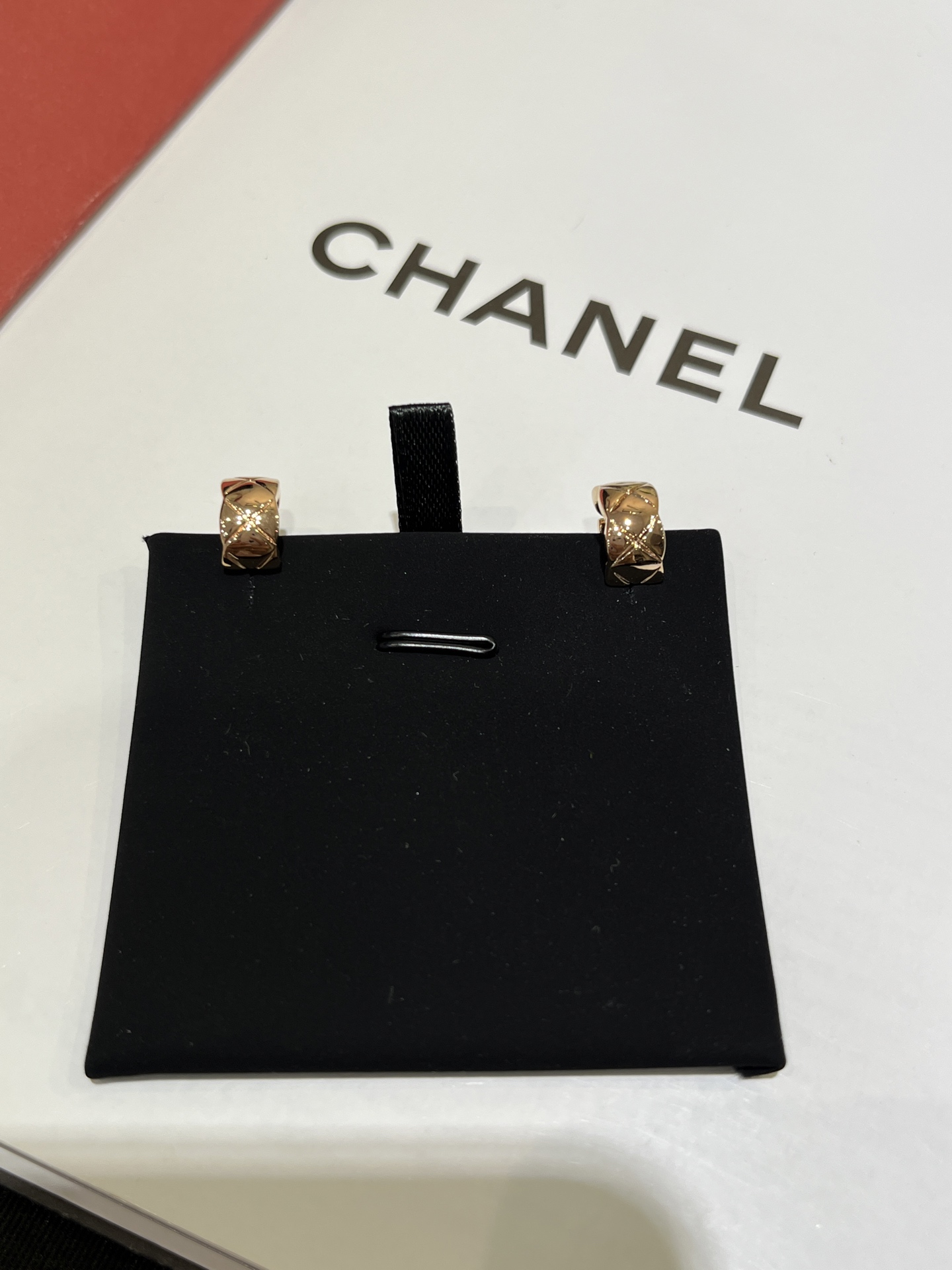 NO:635464,88220 Today’s new arrival, beige gold glossy, new coco crush beige gold rhombus pattern circle wide earrings, small size, classic diamond-encrusted metal rhombus pattern hoop, so eye-catching, low-key and elegant when worn on the upper body, layered and mixed on the ceiling, zreal gold, real diamonds, earrings, Cardia high-end jewelry1986090988220 今日新品米金色光面 新款coco crush米金色菱格纹圆圈宽版耳环小号 经典镶钻金属菱格纹圆环 太耐看了 佩戴上身低调又显气质叠戴混搭天花板 z真金真钻,,earrings,卡迪亚高端饰品,Jewelry