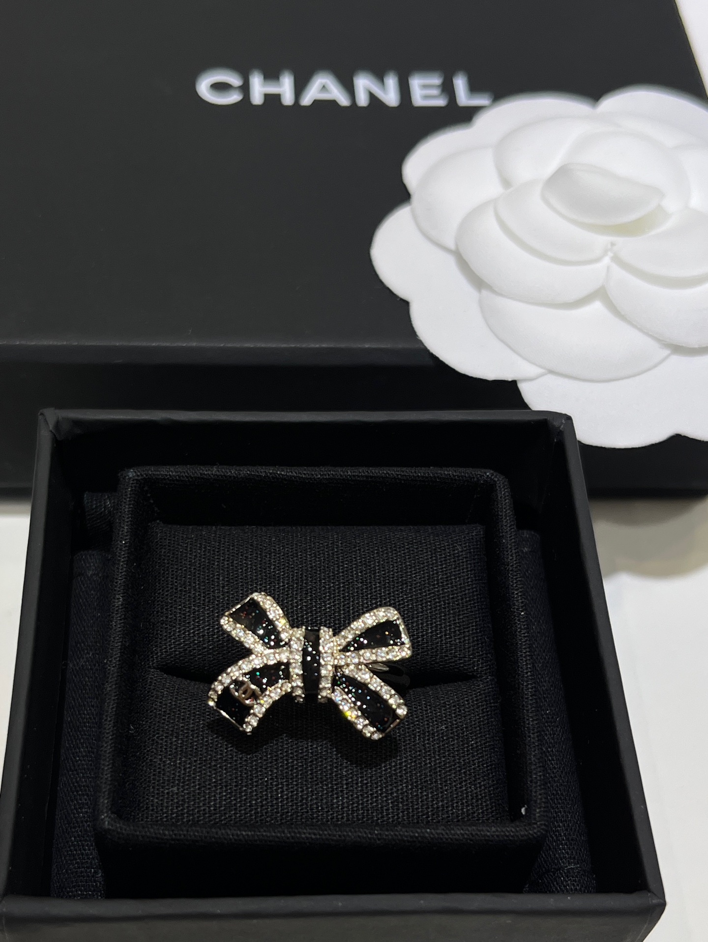 NO:635538,88180 Today's new ring * 25B new double C black enamel bow ring. Black enamel with sequins. Matching color. The classic black gold color matches the skin tone. The more you look at it, the more beautiful you look. It has a low-key noble atmosphere and is super versatile for daily wear. The size is 6-7-8, corresponding to S-M-L. The same brass material as yb. Customized crystal. Enamel craftsmanship. Top version, ring, Cartier high-end jewelry.1986090988180今日新品戒指 * 25B新款双C黑色珐琅蝴蝶结戒指 带着亮片的黑色珐琅 对版调色 经典黑金配色非常衬肤色 越看越美～ 低调贵气氛围感日常佩戴超级百搭 尺码美码6-7-8,对应S-M-L yb一样黄铜材质 定制水晶 珐琅工艺 顶级版本,,ring,卡迪亚高端饰品,Jewelry