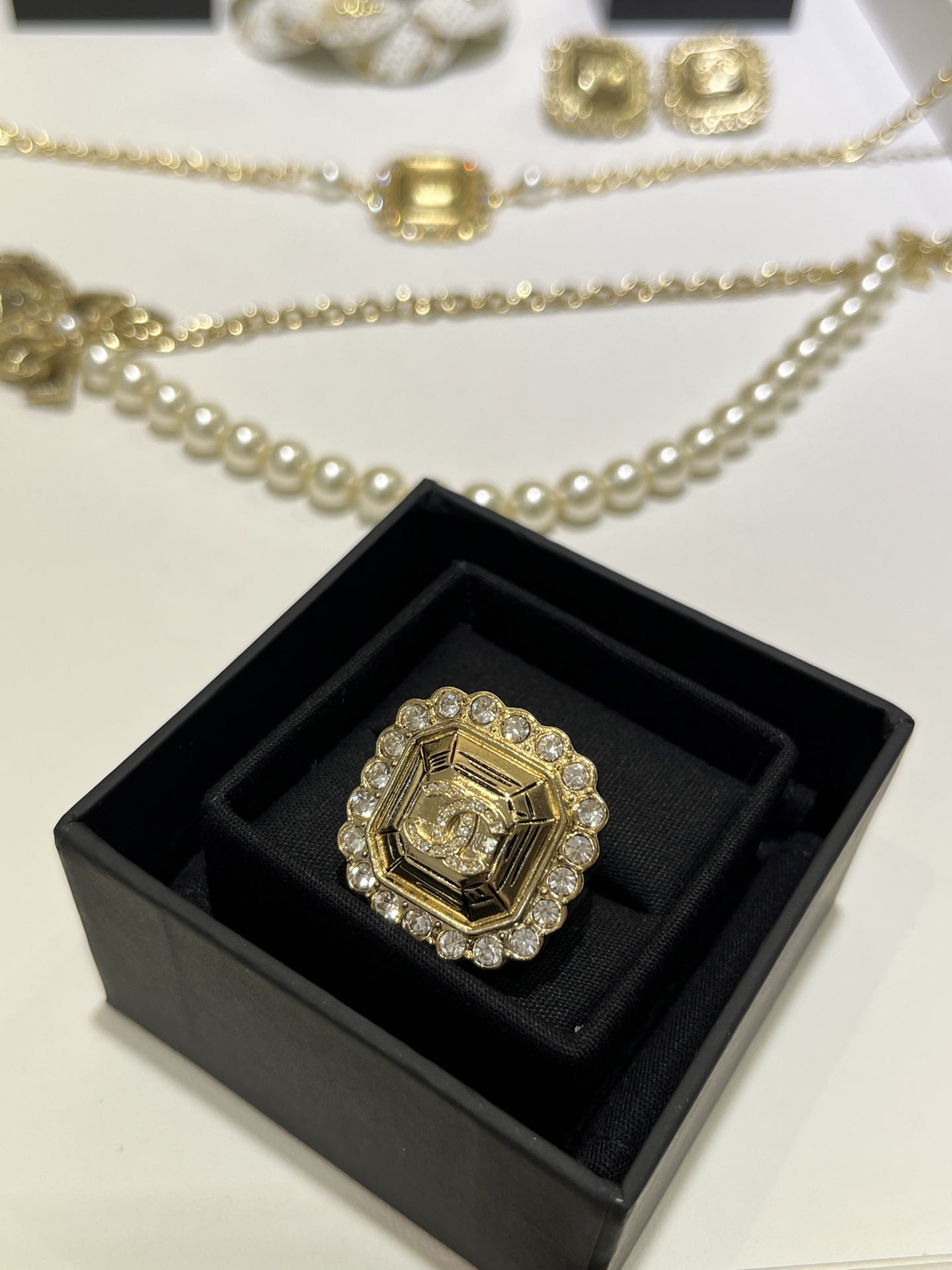 NO:688831,88180, today's new ring * 25K new full diamond double C lace square ring. The lava craft metal square is embellished with a circle of lace crystals. The style is relatively rich and comes with a high-energy buff. When worn, it completely gives off the aura of a rich and wealthy daughter. The size is 6-7-8, corresponding to S-M-L. The same brass material as yb, lava craft custom crystal, ring, Cartier high-end jewelry1986090988180,今日新品戒指 * 25K新款满钻双C蕾丝花边方块戒指 熔岩工艺金属方块点缀一圈蕾丝水晶 风格比较富贵自带高能量buff 佩戴上手完全就是贵气财阀千金的气场 尺码size美码6-7-8,对应S-M-L yb一样黄铜材质熔岩工艺定制水晶,,ring,卡迪亚高端饰品,Jewelry