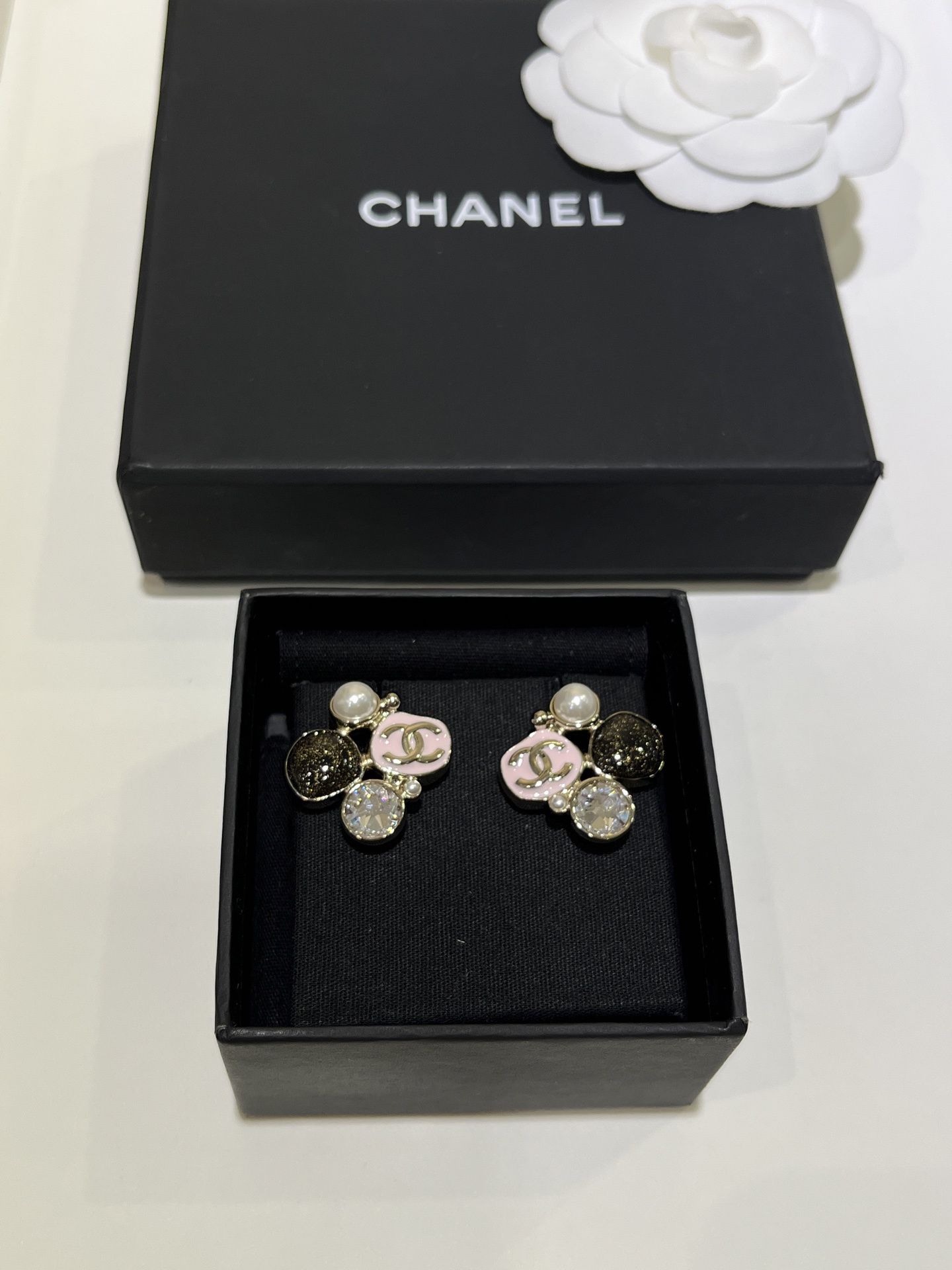 NO:635527,88180, today’s new purchase yb earrings * 25K new black and pink enamel double C geometric earrings. Super unique one, the crystal sparkle is so beautiful. It is matched with pink and black enamel irregular small squares like gems. It is delicate and full of girlishness. It looks very beautiful when worn on the body. yb same brass material, enamel craftsmanship, Swarovski crystal earrings, earrings, Cartier high-end jewelry1986090988180,今日新品购入yb 耳钉 * 25K新款黑色粉色珐琅双C几何耳钉 超独特的一款,水晶闪闪太美了 搭配粉黑珐琅不规则小方块像宝石一样 精致且充满少女心 佩戴上身很有美女感 yb一样黄铜材质 珐琅工艺 施华洛水晶 耳钉耳环,,earrings,卡迪亚高端饰品,Jewelry