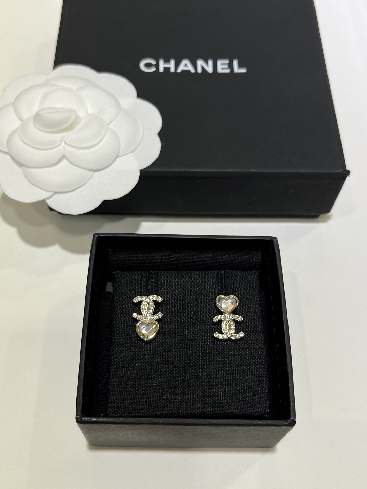 NO:919325,88180, asymmetrical earrings arrived today * 25B new love diamond gold full diamond double C earrings simple size super cute small earrings love diamond + full diamond cc sweet but not greasy, so cute, basic style with eyes closed, versatile choice for daily commuting and dating, yb same brass material, Swarovski crystal top version is shipped, Cardia high-end jewelry1986090988180,今日到货不对称耳钉 * 25B新款爱心钻金色满钻双C耳钉 简简单单尺寸超可爱的小耳钉 爱心钻+满钻cc甜而不腻 太乖啦 基础款式闭眼入 日常通勤约会百搭首选 yb一样黄铜材质 施华洛水晶顶级版本出货啦,,卡迪亚高端饰品,Jewelry