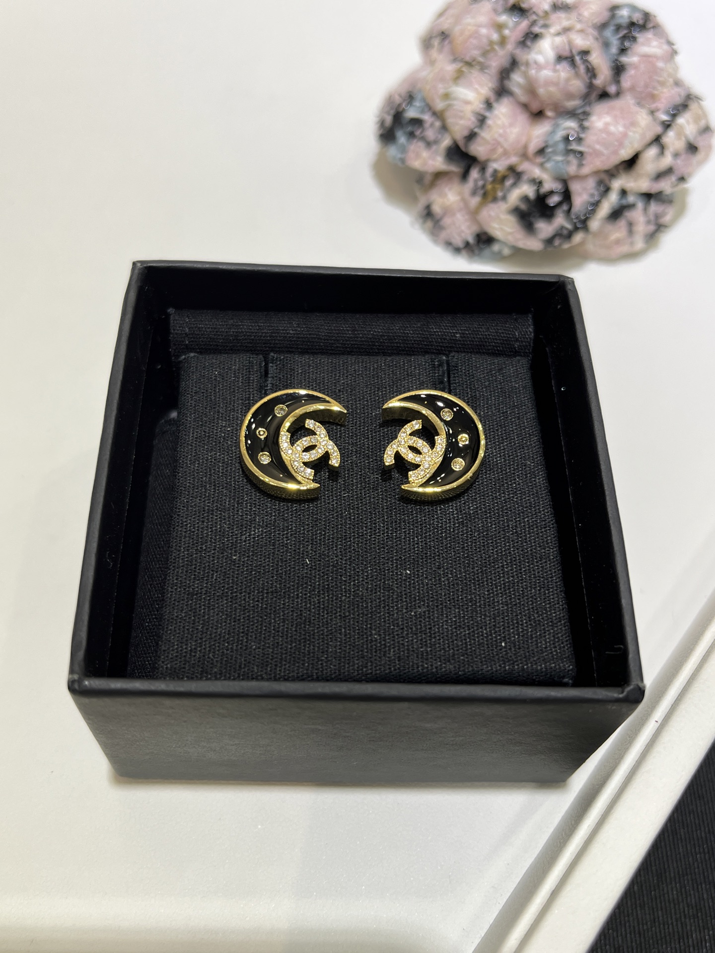 NO:635996,88170, arrived today to buy yb earrings * 25K new black enamel full diamond double C moon earrings. The rare moon element in Xiaoxiang's family is super special. The black gold moon hugs the full diamond double C. It is so exquisite. Moderate size and very suitable for daily wear. Full of nobility. Brass material like yb. Enamel craftsmanship. Swarovski crystal. Gold earrings. Earrings belt. Popular style, chanel, earrings, Cartier high-end jewelry.1986090988170,今日到货购入yb 耳钉 * 25K新款黑色珐琅满钻双C月亮耳钉 小香家很少见的月亮元素超特别 黑金月亮拥抱着满钻双C太精致啦 大小适中很适合日常佩戴 贵气感满满 yb一样黄铜材质 珐琅工艺 施华洛水晶 金色耳钉耳环带 爆款,,chanel,earrings,卡迪亚高端饰品,Jewelry