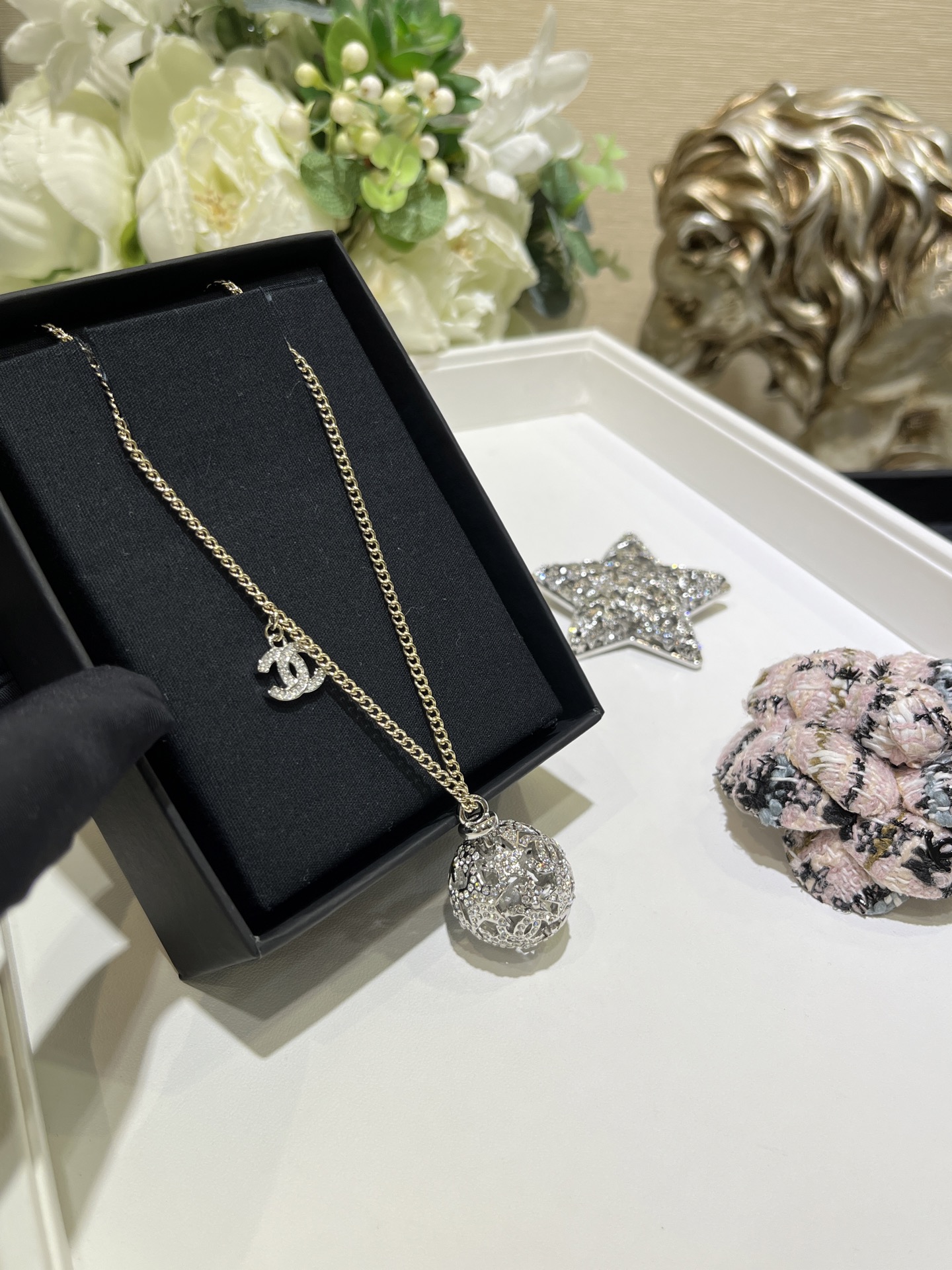 NO:635523,Today's new necklace * 25A new silver diamond-filled double C hollow star ball necklace sweater chain. The hollow star ball sparkles like a disco light ball. Wearing it on the upper body is a visual enjoyment. The real thing is super beautiful. It is matched with a light gold chain and the gold and silver contrasting colors are harmonious and special. Made of the same brass as yb. Customized crystal necklace. A must-have. Sweaters, necklace, Cartier high-end jewelry19860909今日新品项链 * 25A新款银色满钻双C镂空星星圆球项链毛衣链 镂空星星圆球像disco灯球一样闪闪的 佩戴上身就是视觉享受 实物超级美 搭配浅金色链条金银撞色和谐又特别 yb一样黄铜材质 定制水晶 项链,爆款必入,,sweaters,necklace,卡迪亚高端饰品,Jewelry