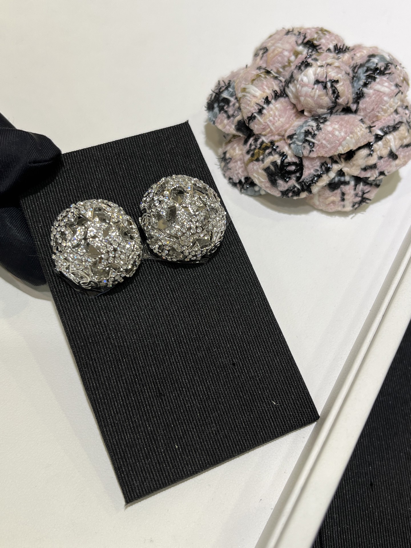 NO:635549,88220, today’s hot new product *25A new silver full diamond double C hollow star ball stud earrings large size. The hollow star ball is shining like a disco light ball. Wearing it on the ear is a visual enjoyment. The real thing is super beautiful. The details are so well done. The large size is also very flattering. YB-like brass material. Customized crystal. Stud earrings, must-have items, earrings, Cardia high-end jewelry1986090988220,今日新品爆款 *25A新款银色满钻双C镂空星星圆球耳钉大号 镂空星星圆球像disco灯球一样闪闪的 佩戴上耳就是视觉享受 实物超级美 细节做得太好了 大号尺寸还很显脸小 yb一样黄铜材质 定制水晶 耳钉耳环,爆款必入,,earrings,卡迪亚高端饰品,Jewelry
