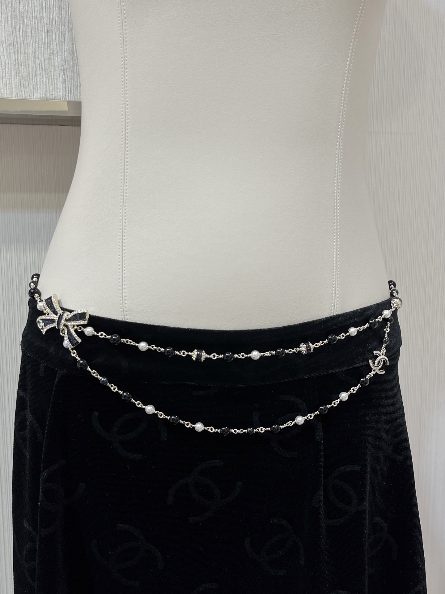 NO:635594,88360 Today's new waist chain is here. 25B new black enamel bow double C pearl double layer waist chain. Exquisite and noble fairy style, very classic and very fragrance. The combination of black beads + pearls is full of atmosphere. Wearing it on the body makes you feel like a noble lady~ Brass material like yb, customized crystal, enamel craftsmanship, top version, Cartier high-end jewelry1986090988360今日新品腰链来了 . 25B新款黑色珐琅蝴蝶结双C珍珠双层腰链 精致贵贵仙女款很经典很小香 黑色珠子+珍珠的搭配简直氛围感满满 佩戴上身就是贵气感大小姐的感觉～ yb一样黄铜材质 定制水晶 珐琅工艺 顶级版本,,卡迪亚高端饰品,Jewelry
