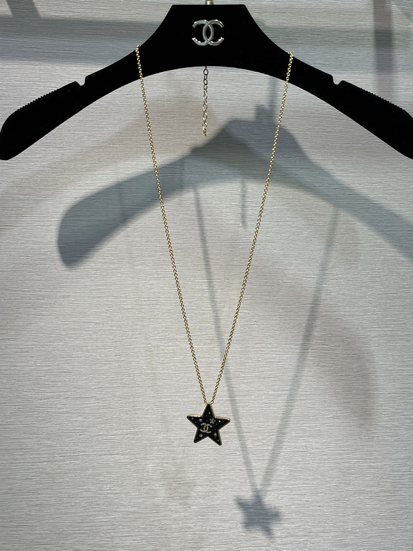 NO:816580,88230 Necklace arrived today * 25K new gold double C black enamel five-pointed star necklace sweater chain classic black gold color stars embellished with small rhinestones and small pearls. It looks like a mysterious corner of the vast starry sky. Full of high-end sense. It goes well with sweaters and sweaters in autumn and winter. It is very personalized. Brass material like yb. Customized crystal. Enamel craftsmanship. Necklaces, hoodie, sweatshirts, sweaters, necklace, Cardia high-end jewelry1986090988230今日到货项链 * 25K新款金色双C黑色珐琅五角星项链毛衣链 经典黑金配色星星 点缀小水钻小珍珠 像极了浩瀚星空的神秘一角 高级感满满 很好搭配秋冬搭配卫衣毛衣很个性 yb一样黄铜材质 定制水晶 珐琅工艺 项链,,hoodie,sweatshirts,sweaters,necklace,卡迪亚高端饰品,Jewelry