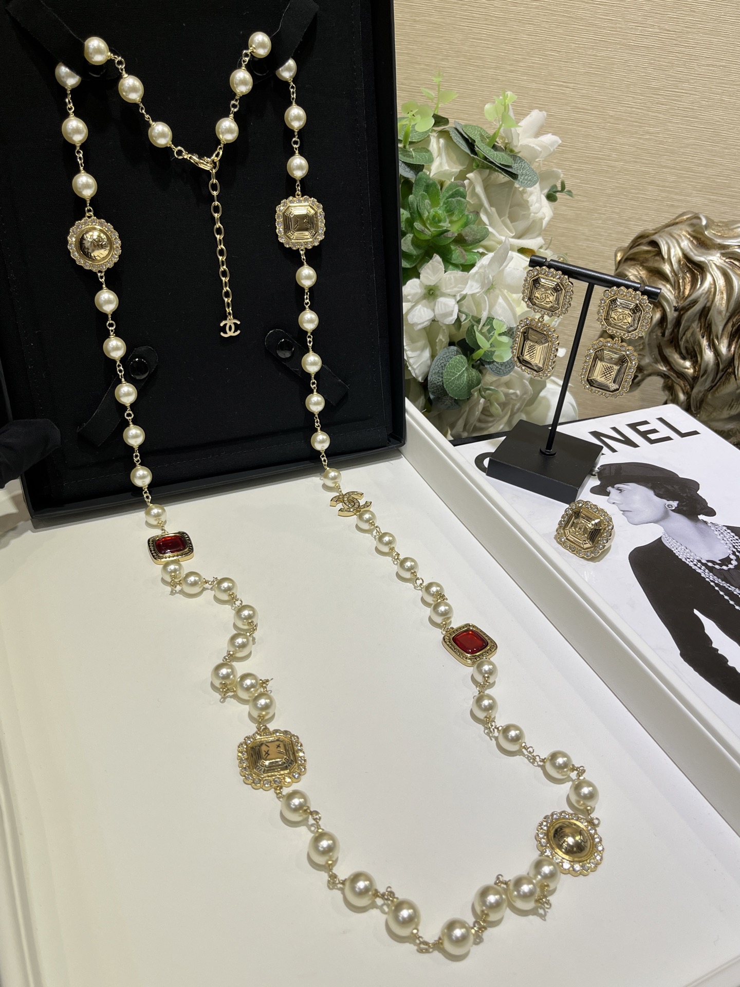 NO:635608,88360 Today's new sweater chain * 25K new gold lava square lace crystal pearl long necklace This season's style is too expensive and palace style. The old metal square round shape + sparkling lace crystal lace. The embellishment of the red square is retro and atmospheric. It is very beautiful. The same brass material as yb. Lava craftsmanship. Customized crystal pearl enamel. Necklace, heavy work, sweaters, necklace, Cartier high-end jewelry.1986090988360今日新品毛衣链 * 25K新款金色熔岩方块蕾丝水晶珍珠长款项链 这一季的款式太贵气了很宫廷风 做旧金属方块圆形+闪闪的蕾丝水晶花边 红色方块的点缀复古又大气 美得很出众 yb一样黄铜材质 熔岩工艺 定制水晶珍珠珐琅 项链,重工款,,sweaters,necklace,卡迪亚高端饰品,Jewelry