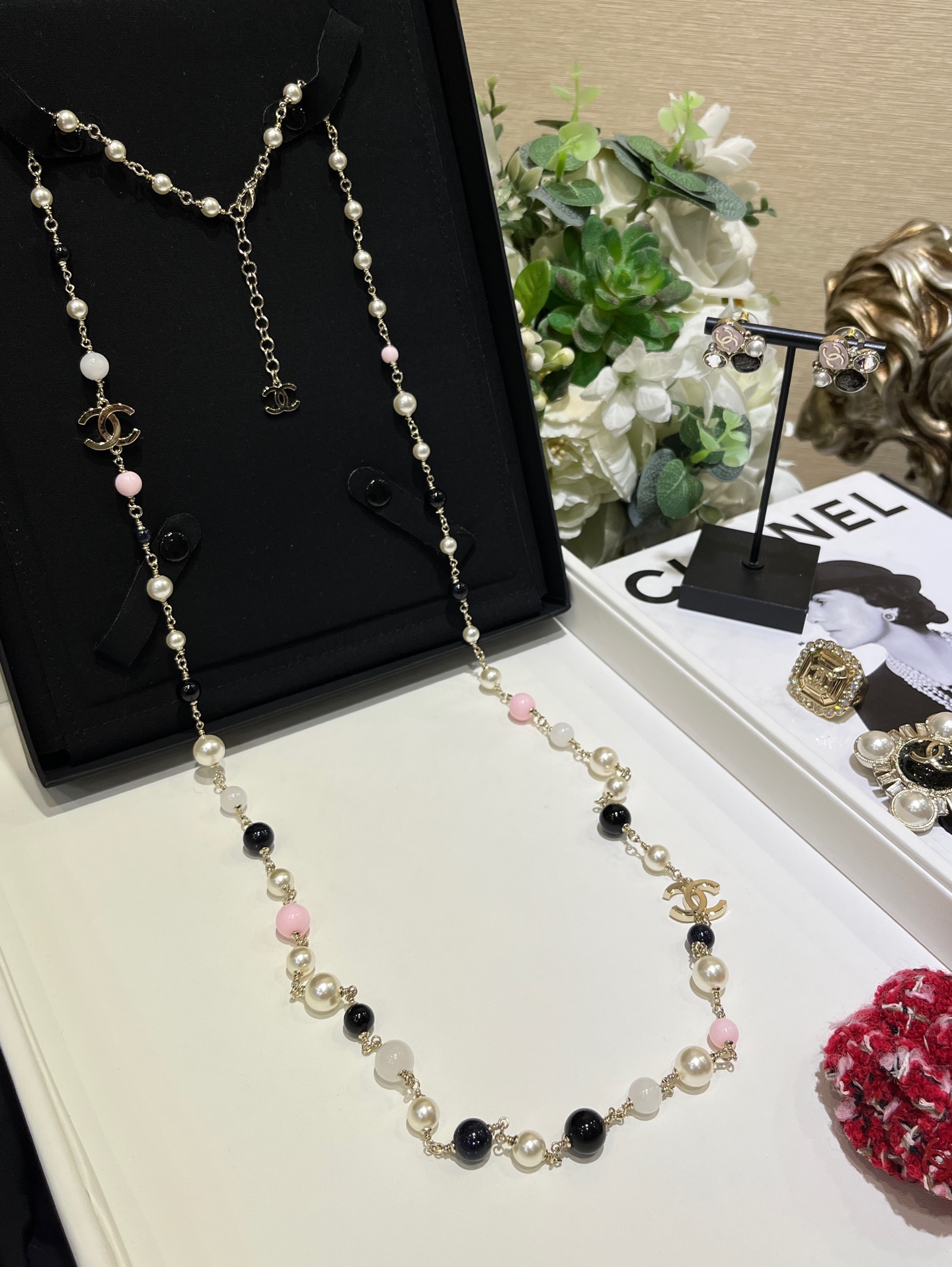 NO:635611,88360 Today's new sweater chain * 25K new gold double C pearl sweater chain necklace. Pink and black color matching chain details are super exquisite. This one is so good to match. It is not picky at all. It is full of nobility in autumn and winter. Close your eyes and enter. The same brass material as yb. Customized beads. Long necklace, sweaters, necklace, Cartier high-end jewelry.1986090988360今日新品毛衣链 * 25K新款金色双C珍珠毛衣链项链 粉色加黑色挑色搭配链条细节超精致 这一条太好搭配了 完全不挑风格 秋冬搭配贵气感直接拉满 闭眼入 yb一样黄铜材质 定制珠子 长款项链,,sweaters,necklace,卡迪亚高端饰品,Jewelry