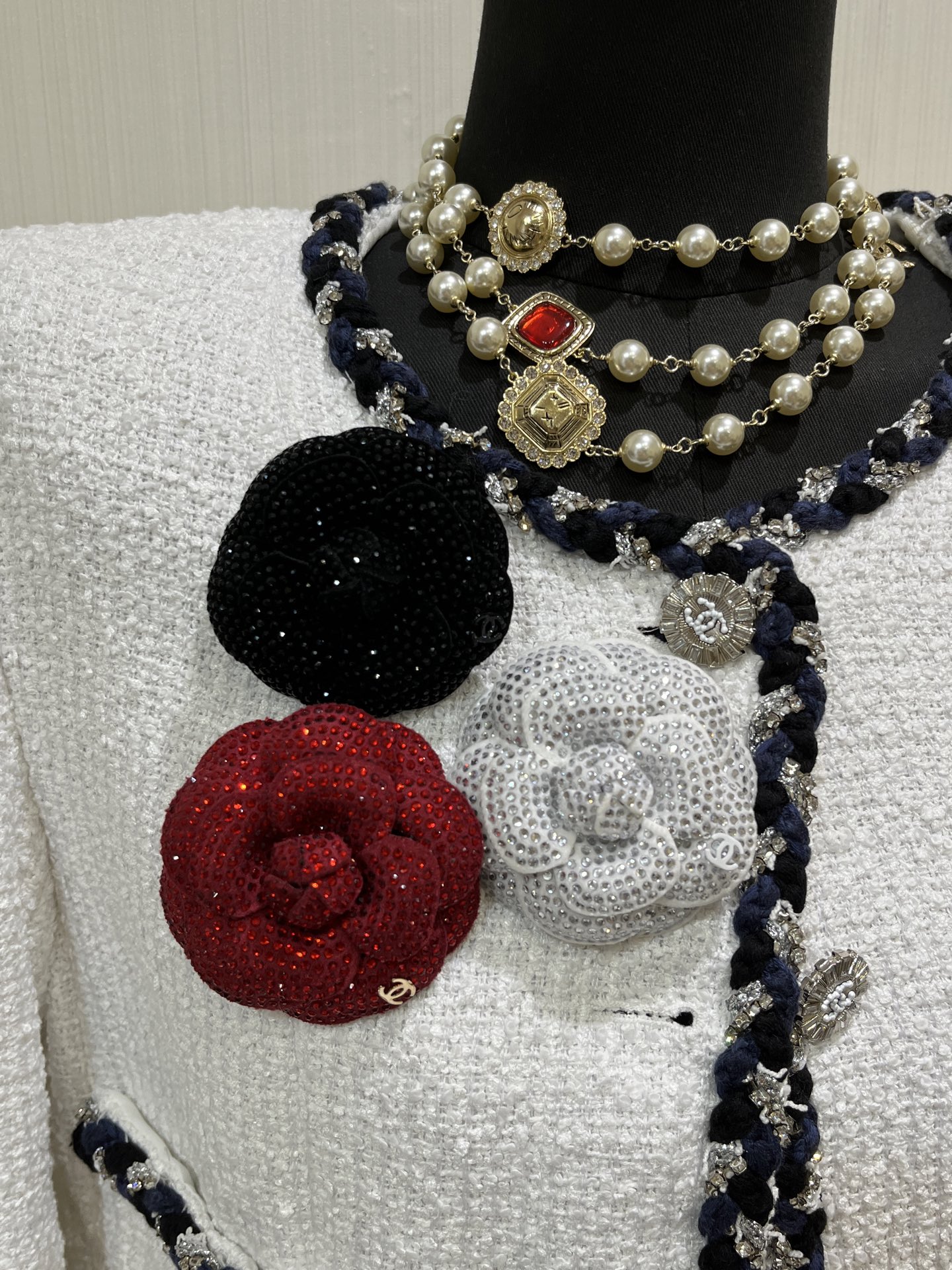 NO:635597,88220 A single new product today is available in three colors * New autumn and winter three-dimensional camellia brooch full of diamonds. The overall flower shape of the three-dimensional version is so beautiful. The nobility of the full diamonds is completely irresistible. The appearance is super high. The rich flower comes standard. It can be worn alone or stacked in autumn and winter. Three colors are available: red, black, white, brooch, breastpin, Cardia high-end jewelry1986090988220单个今日新品三色可选 * 秋冬新款满钻立体山茶花胸针 立体版型整体花型还原太美了 满钻的贵气感完全无法抵挡 颜值超高 富贵花标配 秋冬季节单戴叠戴都可以 三色可选红色 黑色 白色,,brooch，breastpin,卡迪亚高端饰品,Jewelry