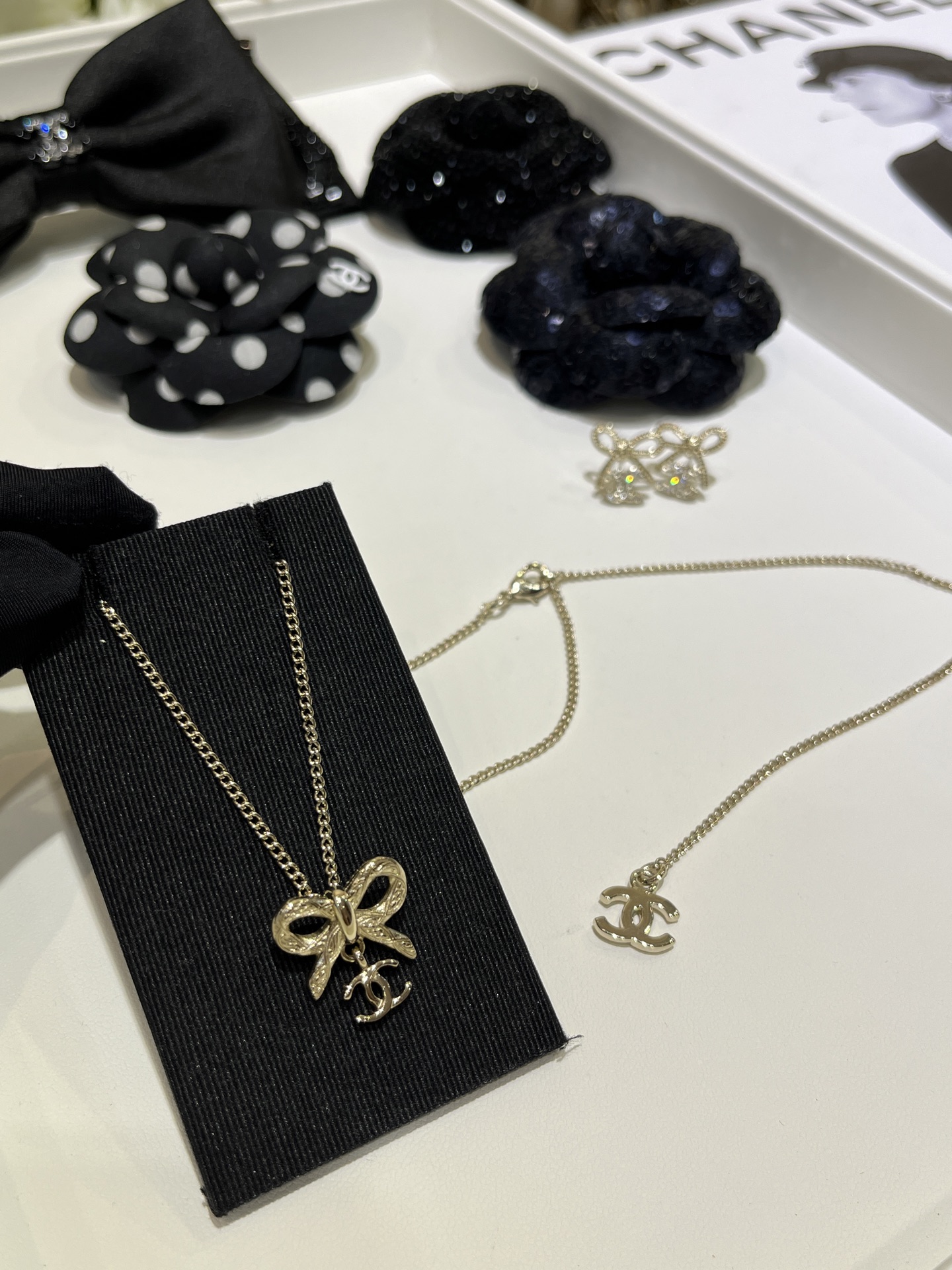 NO:635621,88180 Today's new purchase yb * 25K new light gold bow double C necklace. The small bow curvature is smooth and silky. The texture is a bit like rivets. It is very recognizable with the light gold double C logo. It is very suitable for daily wear. The length of the necklace is adjustable. It is made of the same brass as yb. Popular style, necklace, Cartier high-end jewelry1986090988180 今日新品购入yb * 25K新款浅金色蝴蝶结双C项链 小蝴蝶结弧度流畅丝滑 纹理有点像铆钉 搭配浅金色双C徽标很有辨识度 很适合日常佩戴哦项链长短可调节 yb一样黄铜材质 爆款,,necklace,卡迪亚高端饰品,Jewelry