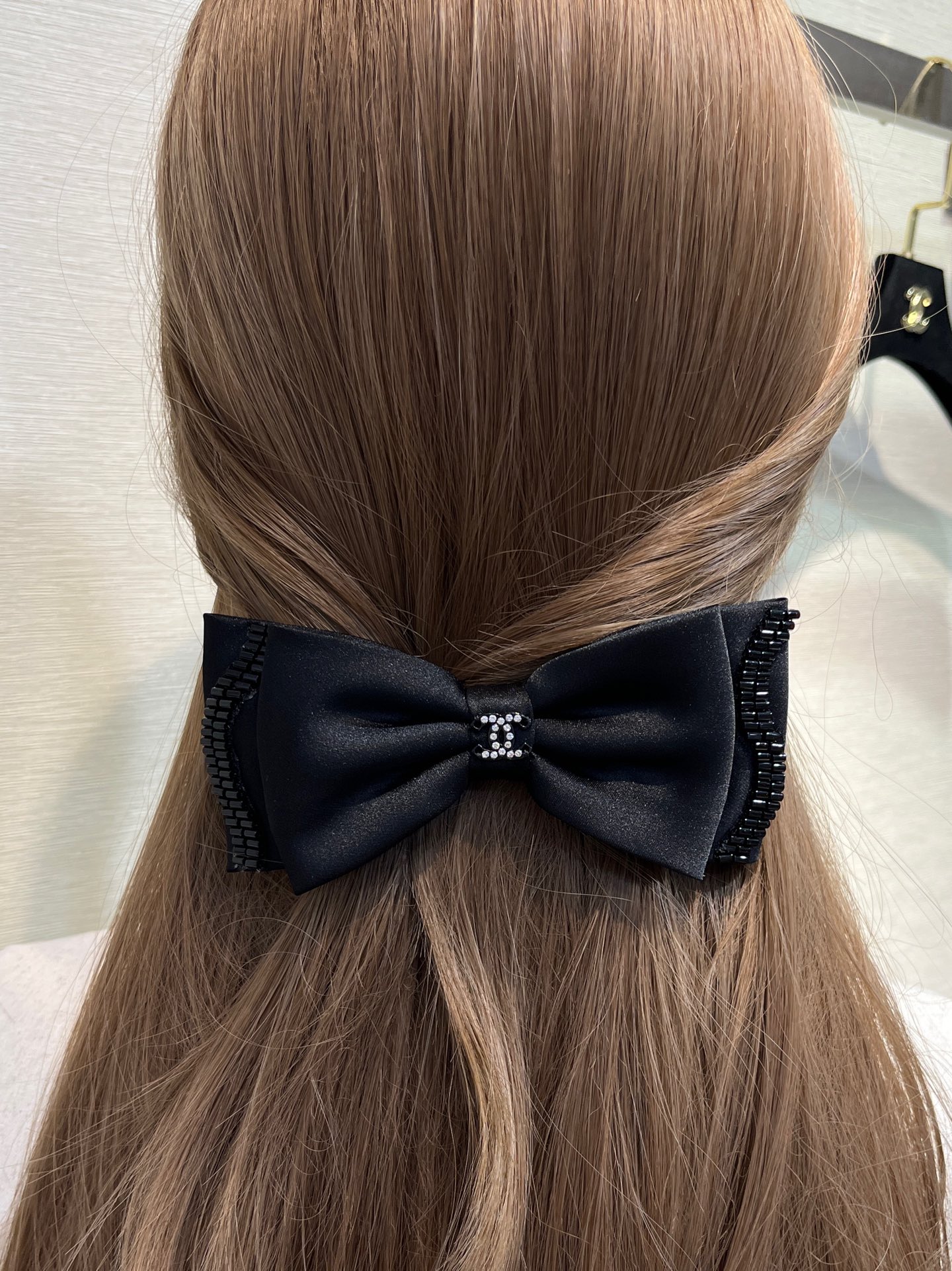 NO:635675,88180, today’s new hairpins * Autumn and winter new black crystal double C logo bow hairpins, bead-embroidered black double-layered bows, very cute and elegant style, very attractive, looks great with half-tied princess hair, has no resistance to black bows, great combination with hairpins, hairpins, spring clips, Cardia high-end jewelry1986090988180,今日新品发夹 * 秋冬新款黑色水晶双C徽标蝴蝶结发夹 珠绣黑色双层蝴蝶结 版型很乖巧优雅 非常耐看 搭配半扎发公主头超好看 对黑色蝴蝶结没有抵抗力 巨好搭配 发夹发卡弹簧夹,,hairpins,卡迪亚高端饰品,Jewelry