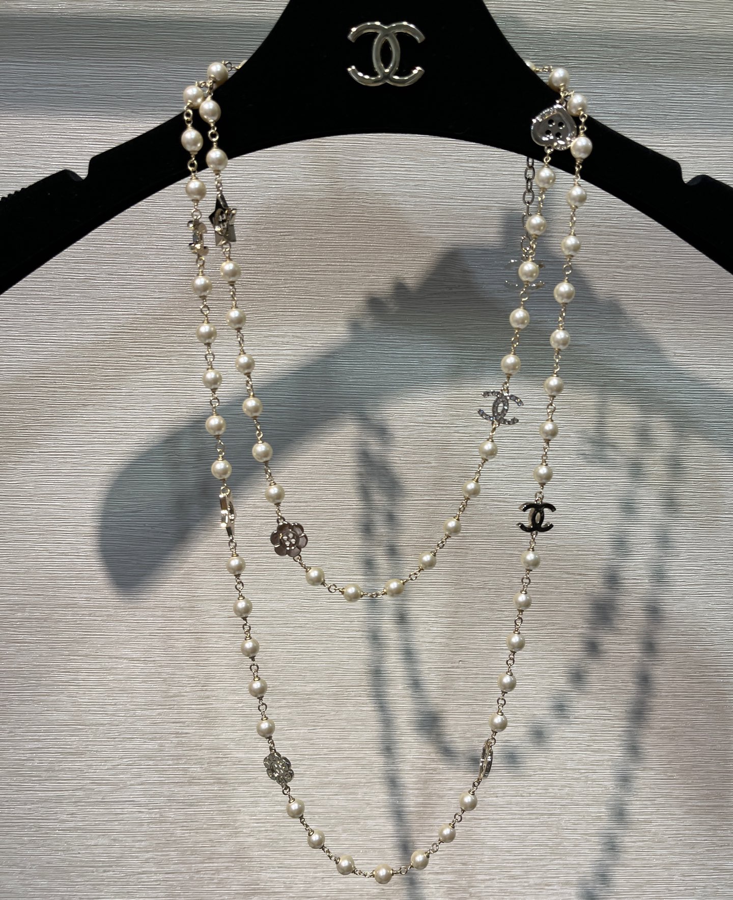 NO:635588,88450, today's new sweater chain, heavy industry model * 25K new gold double C button pearl sweater chain necklace. The creative design of the love star flower button is very unique. It can be worn with two circles of sweater chains or three circles of short chains. Autumn and winter matching can directly add a sense of elegance. Close your eyes and enter. The same brass material as yb. Customized pearls. Long necklaces, sweaters, necklaces, Cartier high-end jewelry.1986090988450,今日新品毛衣链 重工款 * 25K新款金色双C纽扣珍珠毛衣链项链 爱心星星花朵纽扣设计创意非常特色 佩戴方式可以两圈毛衣链,三圈短链 秋冬搭配贵气感直接拉满 闭眼入 yb一样黄铜材质 定制珍珠 长款项链,,sweaters,necklace,卡迪亚高端饰品,Jewelry