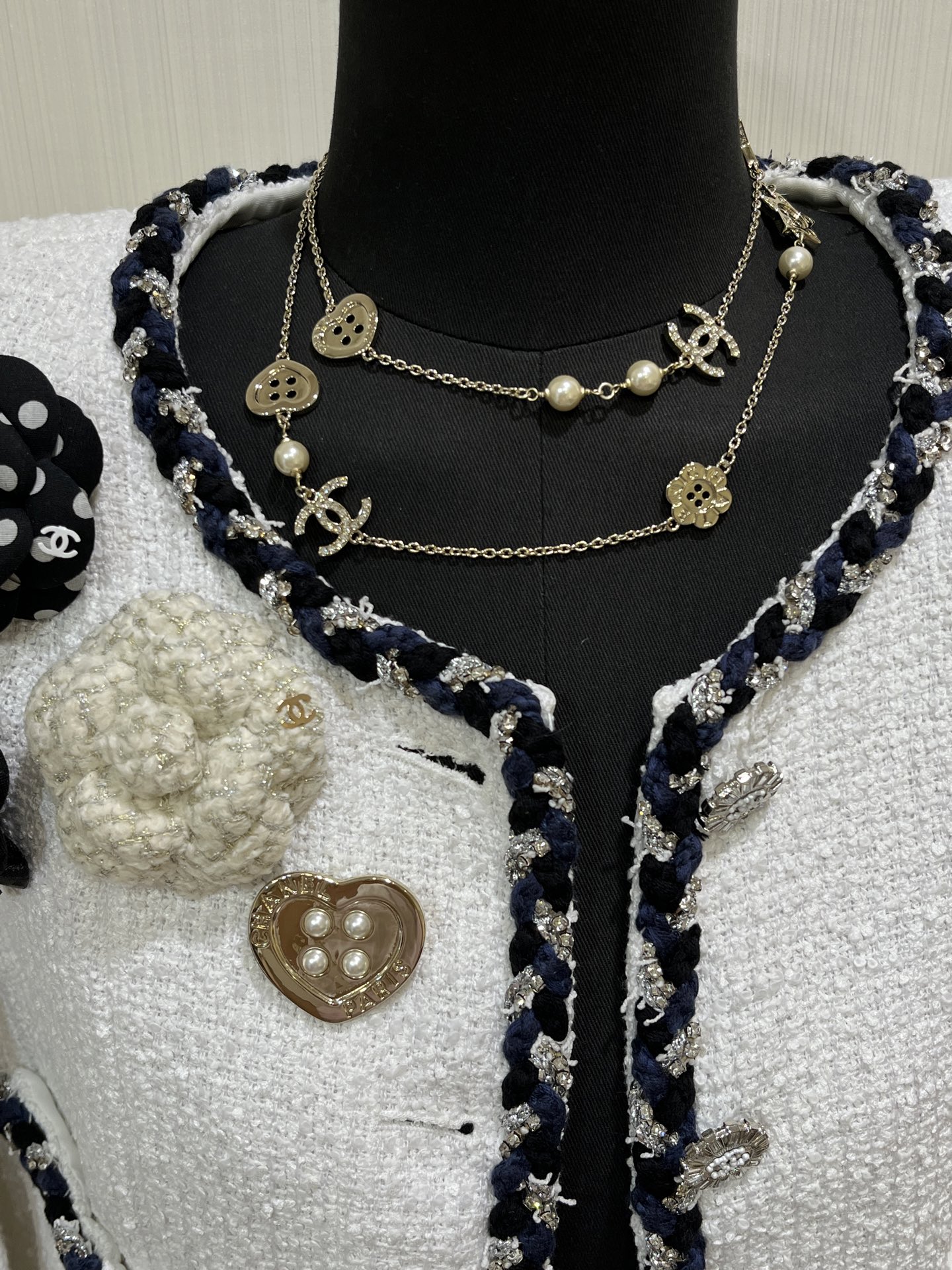 NO:635645,Today's new sweater chain * 25K new gold full diamond double C button long necklace. The creative design of the love star flower button is very unique. It is matched with a pearl chain. It looks so good for daily casual wear. It is suitable for single layer or double layer. The same brass material as yb. Customized pearls, sweaters, necklace, Cartier high-end jewelry19860909今日新品毛衣链 * 25K新款金色满钻双C纽扣长款项链 爱心星星花朵纽扣设计创意非常特色 搭配珍珠链条 日常随意搭太好看了 不管是单层佩戴还是绕双层都合适 yb一样黄铜材质 定制珍珠,,sweaters,necklace,卡迪亚高端饰品,Jewelry