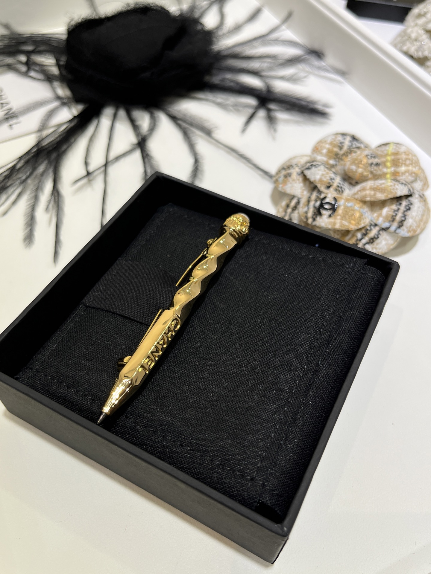 NO:635756,The top version of today’s new product is the 25K new gold letter pencil brooch. The most worthwhile item of 25K is really cool. Black enamel refill + pearl eraser + metal texture. The detailed design is well handled and very creative!  Made of the same brass material as yb, enamel craftsmanship, Swarovski pearls, single brooch with packaging box, a must buy if you know fashion!  ,,brooch,breastpin,Cardia high-end jewelry19860909今日新品顶级版本 25K新款金色字母铅笔胸针 25K最值得入的单品真的太酷炫了 黑色珐琅笔芯+珍珠橡皮擦+金属纹理 细节设计处理得很到位 非常有创意！ yb一样黄铜材质 珐琅工艺 施华洛珍珠 单只胸针带包装盒 懂时尚的一定要买！,,brooch，breastpin,卡迪亚高端饰品,Jewelry