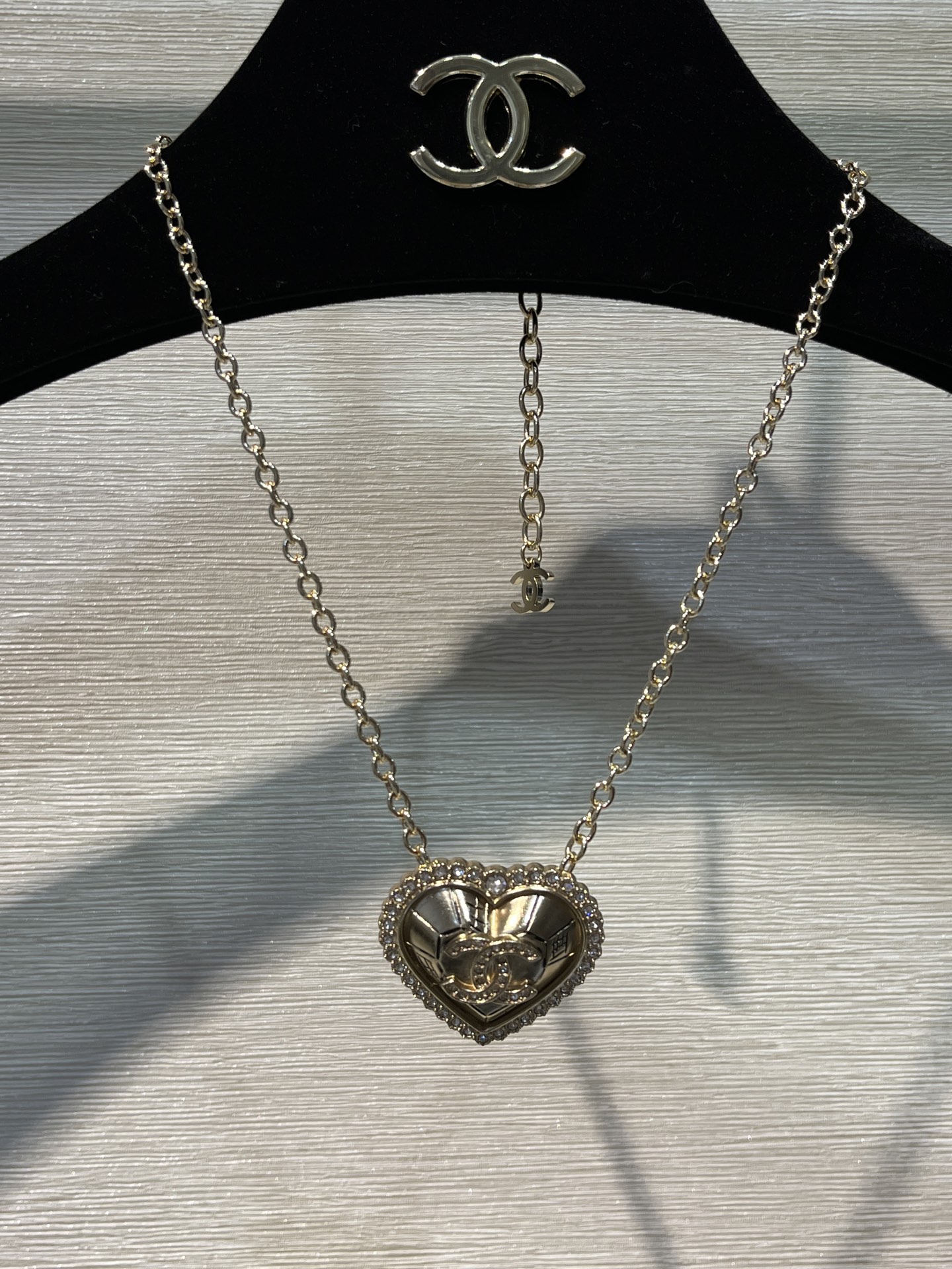 NO:688832,88200, today's new necklace * 25K new full diamond double C lace love necklace, lava craft metal love embellished with a circle of lace crystals. The style is relatively rich and comes with high energy buff. It has a retro vintage feel. A must-have for nobles. The same brass material as yb, lava craft custom crystal, necklace, Cartier high-end jewelry1986090988200,今日新品项链 * 25K新款满钻双C蕾丝花边爱心项链 熔岩工艺金属爱心点缀一圈蕾丝水晶 风格比较富贵自带高能量buff 很有复古vintage的感觉 贵气千金必备 yb一样黄铜材质熔岩工艺定制水晶,,necklace,卡迪亚高端饰品,Jewelry