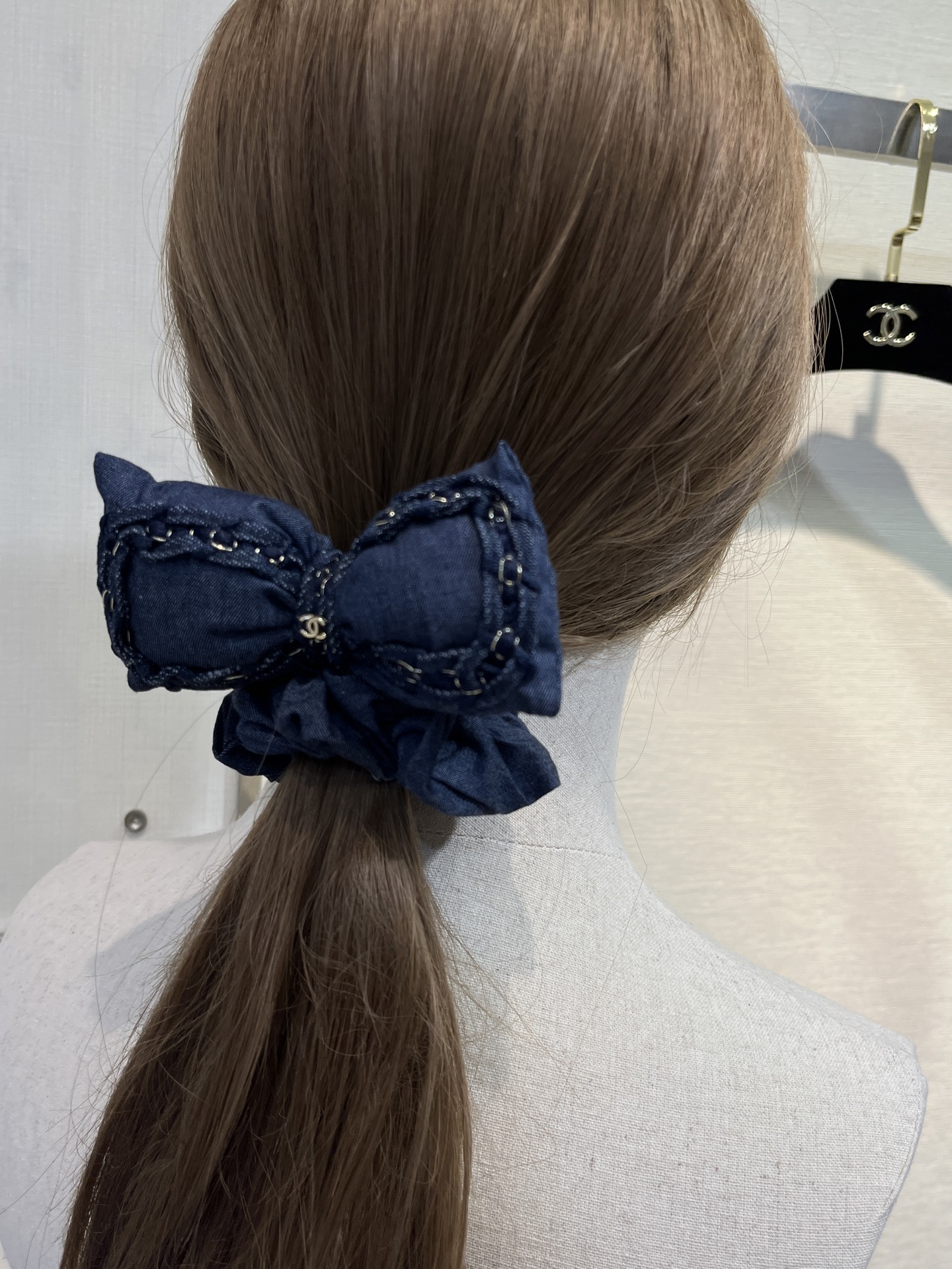 NO:635677,88170. Today’s new denim scrunchie * New golden double C leather chain denim denim bow scrunchie Classic leather chain design with mini golden logo Three-dimensional denim blue bow shape is good and reduces age. It has an extra casual and fashionable set and looks good on the hand scrunchie and hair rope, Cardia high-end accessories1986090988170.今日新品牛仔发圈 * 新款金色双C皮穿链丹宁牛仔蝴蝶结发圈 经典皮穿链设计搭配mini金色徽标 立体牛仔蓝色蝴蝶结造型好乖好减龄 多了一份休闲时髦套手上都很好看 发圈发绳,,卡迪亚高端饰品,Jewelry