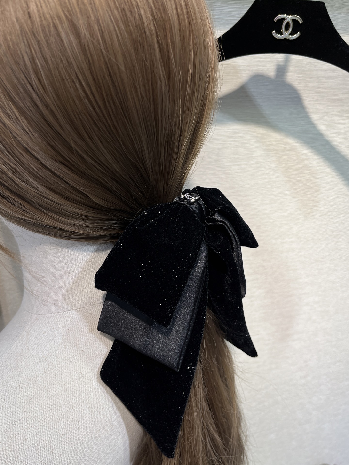 NO:635679,88170, Today’s New Product Clip * Autumn and winter new crystal double C black velvet bow clip. A must-have clip for ponytails in autumn and winter. Full of atmosphere. Fine shiny black velvet and black satin double-layer bow design. It looks so elegant when worn on the upper body. Gentle and noble, Cardia high-end jewelry1986090988170,今日新品抓夹 * 秋冬新款水晶双C黑色丝绒蝴蝶结抓夹 秋冬扎马尾必备抓夹 氛围感满满 细闪黑丝绒黑色缎面双层蝴蝶结设计 佩戴上身太显气质啦 温柔又贵气,,卡迪亚高端饰品,Jewelry