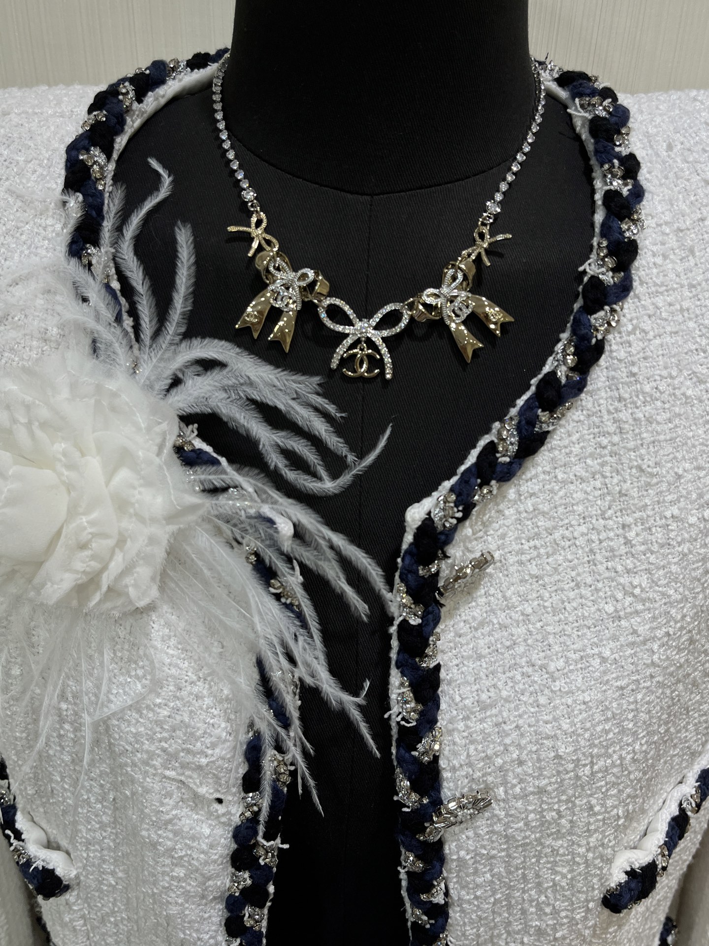 NO:647402,88270, today’s new necklace, heavy-duty model * 25K new color-blocked ribbon bow full of diamonds and double C necklace. The color-blocked design of the small bow is too delicate and heavy-duty. The bow content is extremely high and the diamond chain is huge. It is gentle and noble when worn on the body, making it look like a rich little princess. The same brass material as yb. Customized crystal hot style. Contrasting color design, necklace, Cartier high-end jewelry1986090988270,今日新品项链 重工款 * 25K新款拼色丝带蝴蝶结满钻双C项链 拼色设计小蝴蝶结太精致太重工了 蝴蝶结含量极高搭排钻链条巨闪 佩戴上身温柔贵气很千金小公主 yb一样黄铜材质 定制水晶爆款 撞色设计,,necklace,卡迪亚高端饰品,Jewelry