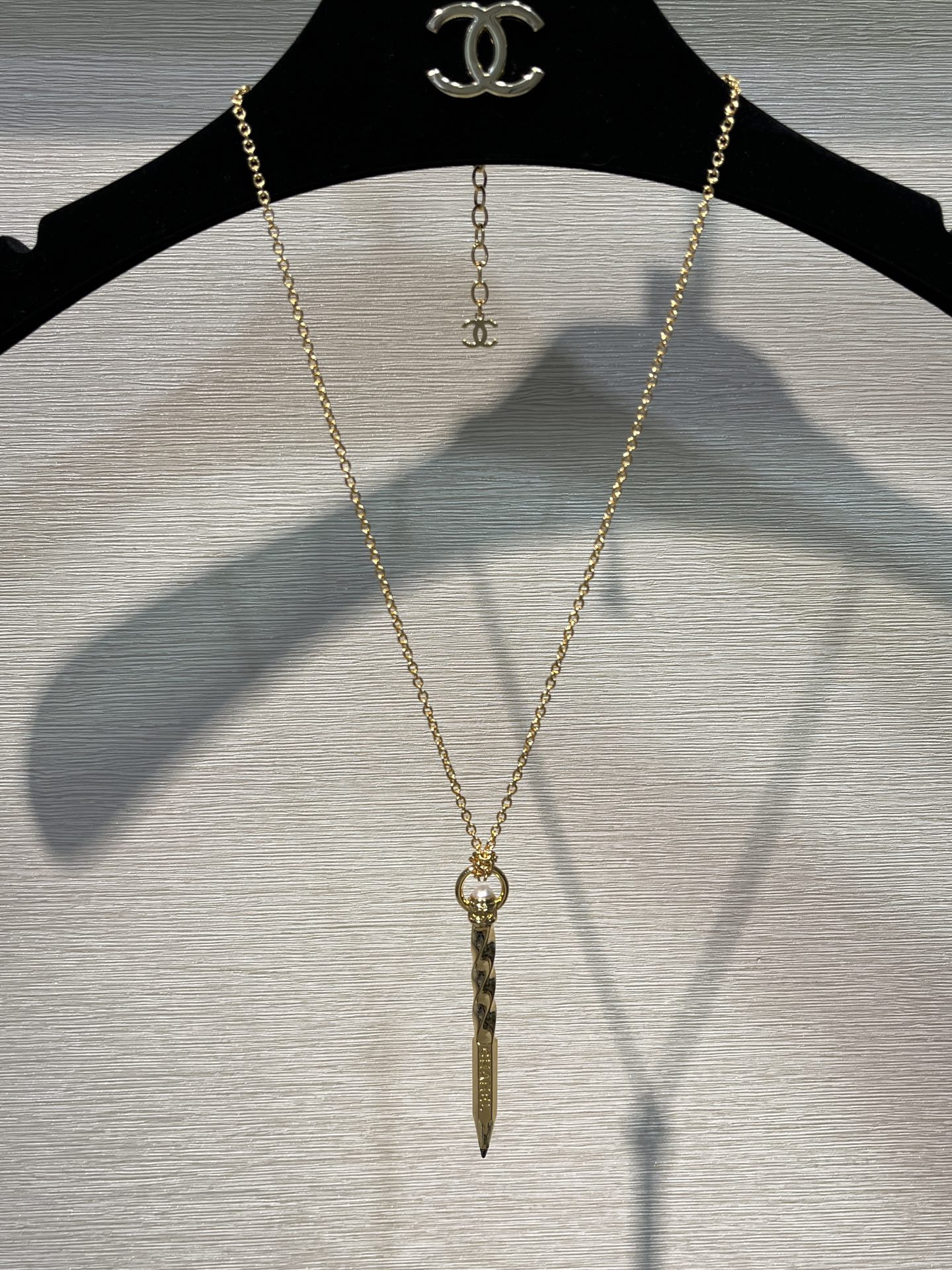 NO:635750,Today’s new top version of the sweater chain 25K new gold letter pencil long necklace 25K The most worth buying item is really cool Black enamel refill + pearl eraser + metal texture Very creative!  A must-have for fashionable and cool girls to take photos with concave shapes. YB-like brass material, enamel craftsmanship, Swarovski pearls, necklace sweater chain packaging box, a must-buy for those who understand fashion!  ,,sweaters,necklace,Cardia high-end jewelry19860909今日新品顶级版本 毛衣链 25K新款金色字母铅笔长款项链 25K最值得入的单品真的太酷炫了 黑色珐琅笔芯+珍珠橡皮擦+金属纹理 非常有创意！时髦酷girl拍照凹造型必备 yb一样黄铜材质 珐琅工艺 施华洛珍珠 项链毛衣链包装盒 懂时尚的一定要买！,,sweaters,necklace,卡迪亚高端饰品,Jewelry