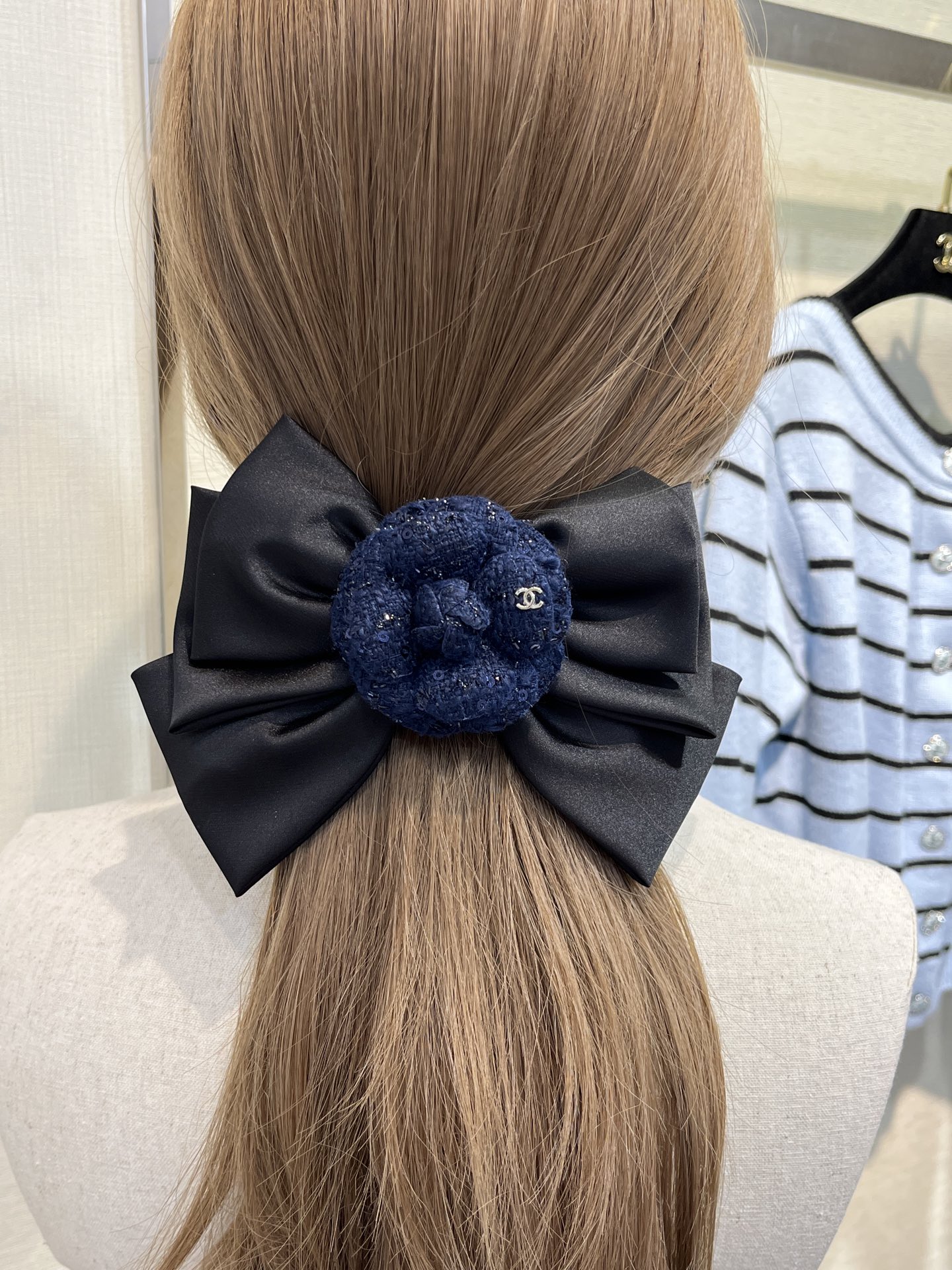 NO:635771,88190, Today's new spring hairpin * New three-dimensional blue camellia bow double C hairpin for autumn and winter. The spring hairpin is suitable for half-head princess style or full head. The gentle temperament of blue three-dimensional camellia is very suitable for autumn and winter. Camellia hairpins, hairpins, Cartier high-end jewelry1986090988190,今日新品弹簧发夹 * 秋冬新款立体蓝色山茶花蝴蝶结双C发夹 弹簧发夹扎半头公主造型或全头都合适 蓝色立体山茶花温柔气质 很适配秋冬 山茶花发夹,,hairpins,卡迪亚高端饰品,Jewelry