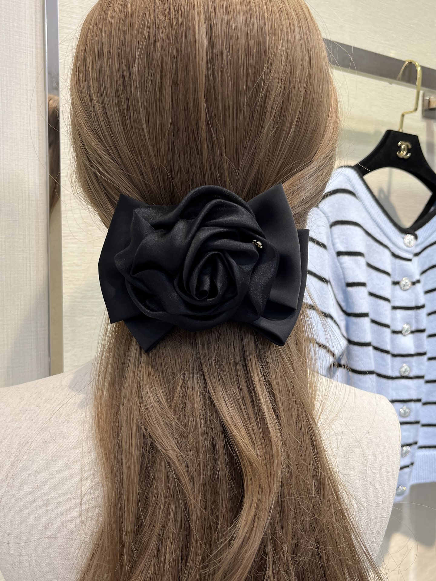 NO:635767,88190, Today's new product spring hairpin * New autumn and winter three-dimensional black camellia bow double C hairpin. The spring hairpin is suitable for half-head princess style or full head. The three-dimensional black camellia has a gentle temperament. It is very suitable for autumn and winter, hairpins, Cardia high-end jewelry.1986090988190,今日新品弹簧发夹 * 秋冬新款立体黑色山茶花蝴蝶结双C发夹 弹簧发夹扎半头公主造型或全头都合适 立体黑色山茶花温柔气质 很适配秋冬,,hairpins,卡迪亚高端饰品,Jewelry
