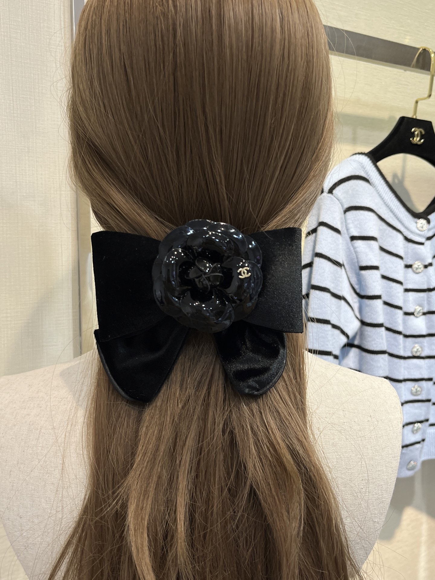 NO:635769,88190, Today's new spring hairpin * New three-dimensional black camellia bow double C hairpin for autumn and winter. The spring hairpin is suitable for half-head princess style or full head. The glossy black camellia is a bit cool and very suitable for autumn and winter. Camellia hairpins, hairpins, Cardia high-end jewelry1986090988190,今日新品弹簧发夹 * 秋冬新款立体黑色山茶花蝴蝶结双C发夹 弹簧发夹扎半头公主造型或全头都合适 亮面黑色山茶花有点酷 很适配秋冬 山茶花发夹,,hairpins,卡迪亚高端饰品,Jewelry