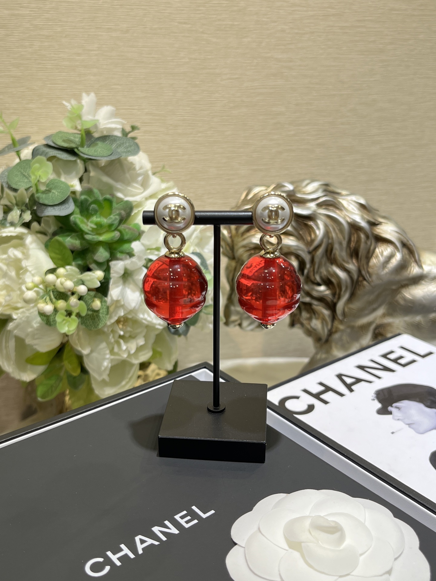 NO:635663,Today's new ear clips * 25K new gold double C button red acrylic ear clips. The exaggerated style is perfect for taking photos with a concave shape. The large red acrylic beads on the upper ears are absolutely eye-catching. Sisters who like this unique sense of fashion must buy it. The same brass acrylic material as yb, Cardia high-end jewelry19860909今日新品耳夹 * 25K新款金色双C纽扣红色亚克力耳夹 夸张款太适合拍照凹造型了 红色亚克力大颗珠子上耳绝对吸睛 喜欢这种独特时尚感的姐妹必买 yb一样黄铜材质亚克力材质,,卡迪亚高端饰品,Jewelry