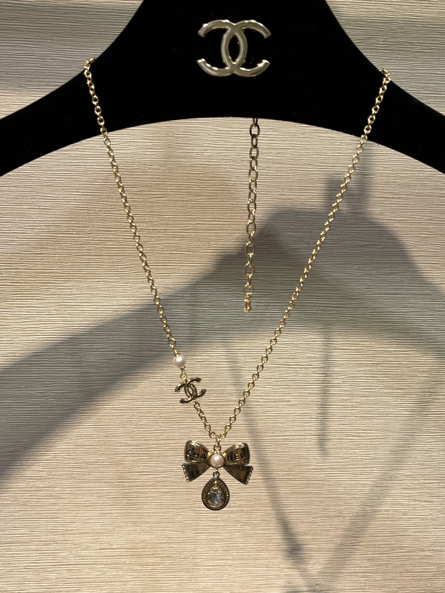 NO:635635,Today's new necklace 88220 * 25K new gold bow water drop lace crystal necklace. This season's style is too expensive and palace style. Old metal bow + water drop is very retro and elegant. It is paired with sparkling lace crystal lace. It is very beautiful. YB-like brass material. Lava craftsmanship. Customized crystal, necklace, Cartier high-end jewelry.19860909今日新品项链88220 * 25K新款金色蝴蝶结水滴蕾丝水晶项链 这一季的款式太贵气了很宫廷风 做旧金属蝴蝶结+水滴 非常的复古优雅 搭配闪闪的蕾丝水晶花边 美得很出众 yb一样黄铜材质 熔岩工艺 定制水晶,,necklace,卡迪亚高端饰品,Jewelry