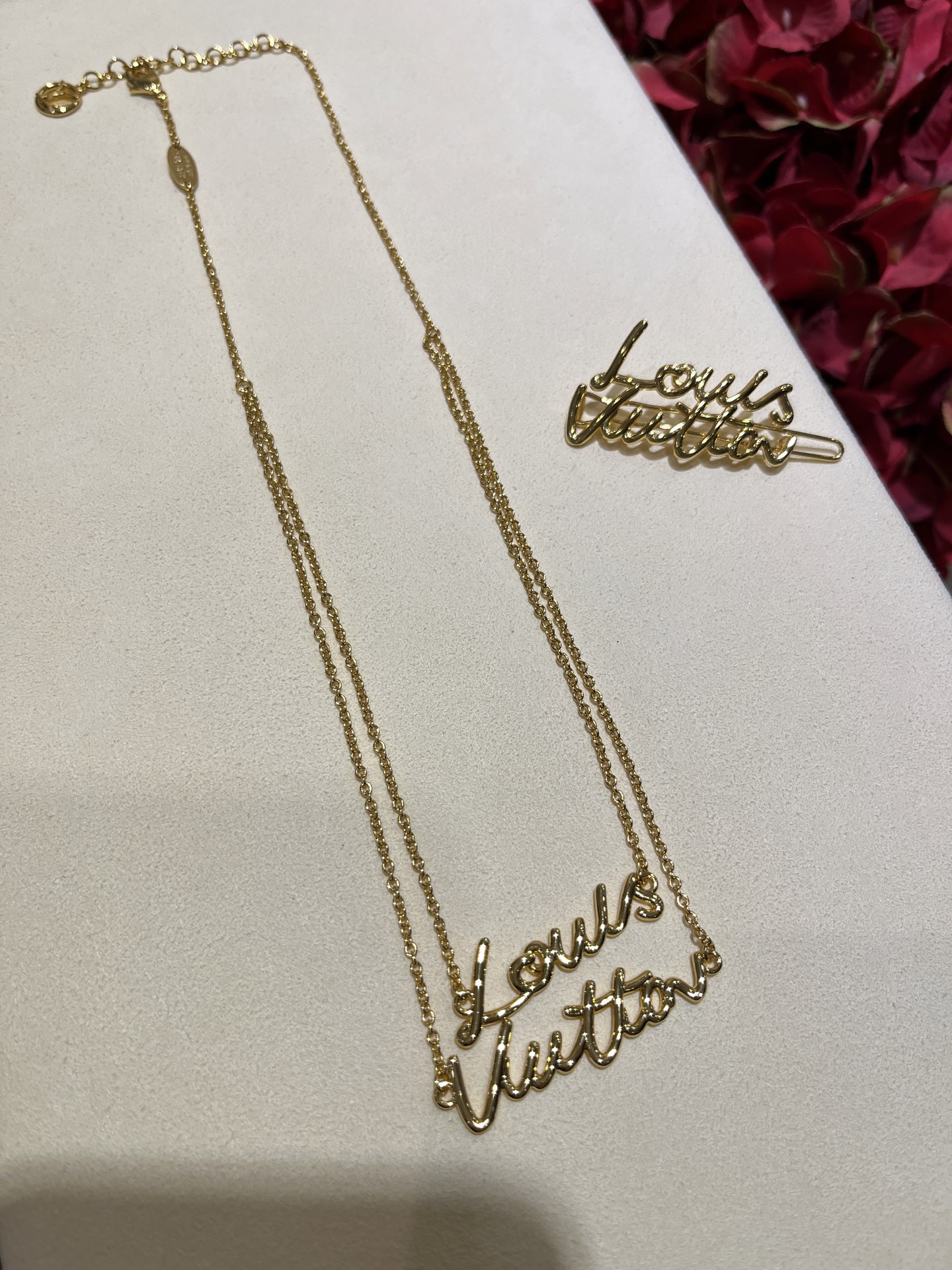 NO:635904,88220, today’s new product double layer necklace 25 years new gold letter double layer chain necklace. The metal handwritten letters have smooth and concise lines and are very high-end. It looks straightforward and fashionable. Both men and women can wear it. YB consistent brass material is so good to match. Recommended metal logo necklace, necklace, Cartier high-end jewelry1986090988220,今日新品双层项链  25年新款金色字母双层链条项链 金属手写体字母线条流畅简洁很显高级 显得率性又时髦 男女都可以佩戴哦 yb一致黄铜材质 太好搭配啦 推荐 金属徽标项链,,necklace,卡迪亚高端饰品,Jewelry