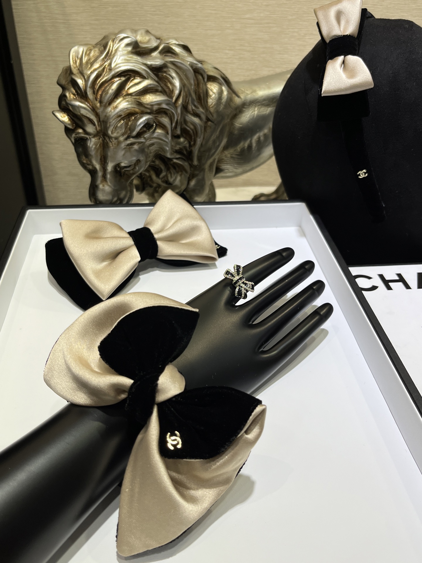NO:635787,88160, today's new hair tie * New champagne color bow double C black hair tie. Champagne color three-dimensional bow is fashionable, age-reducing and cute. It is practical and versatile for daily use. It is super beautiful on the hand. Hair tie and hair tie, Cardia high-end jewelry1986090988160,今日新品发圈 * 新款香槟色蝴蝶结双C黑色发圈 香槟色立体蝴蝶结时髦又减龄可爱 日常实用百搭不挑人 戴手上都超美 发圈发绳,,卡迪亚高端饰品,Jewelry