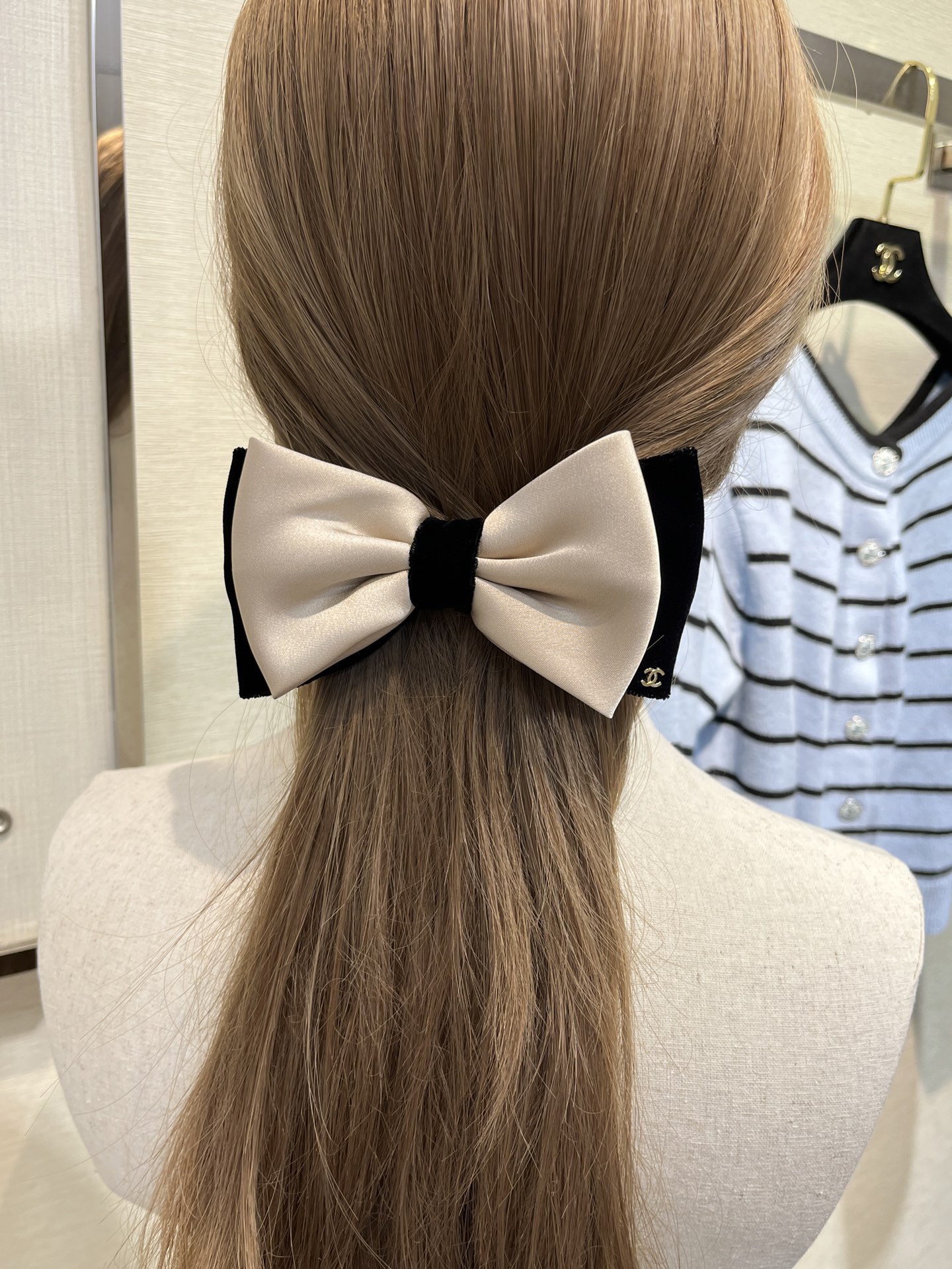 NO:635784,88168, today’s new hairpins * New champagne color bow gold double C hairpin, champagne color + black double layer bow, so exquisite. Wearing it on the back of the head really creates a great atmosphere. It totally looks like a little princess, noble and fashionable. Spring clip hairpins, hairpins, Cartier high-end jewelry1986090988168,今日新品发夹 * 新款香槟色蝴蝶结金色双C发夹 香槟色+黑色双层蝴蝶结好精致 佩戴在后脑勺真的氛围感绝了 完全就是小公主气质 贵气又时髦 弹簧夹发夹,,hairpins,卡迪亚高端饰品,Jewelry