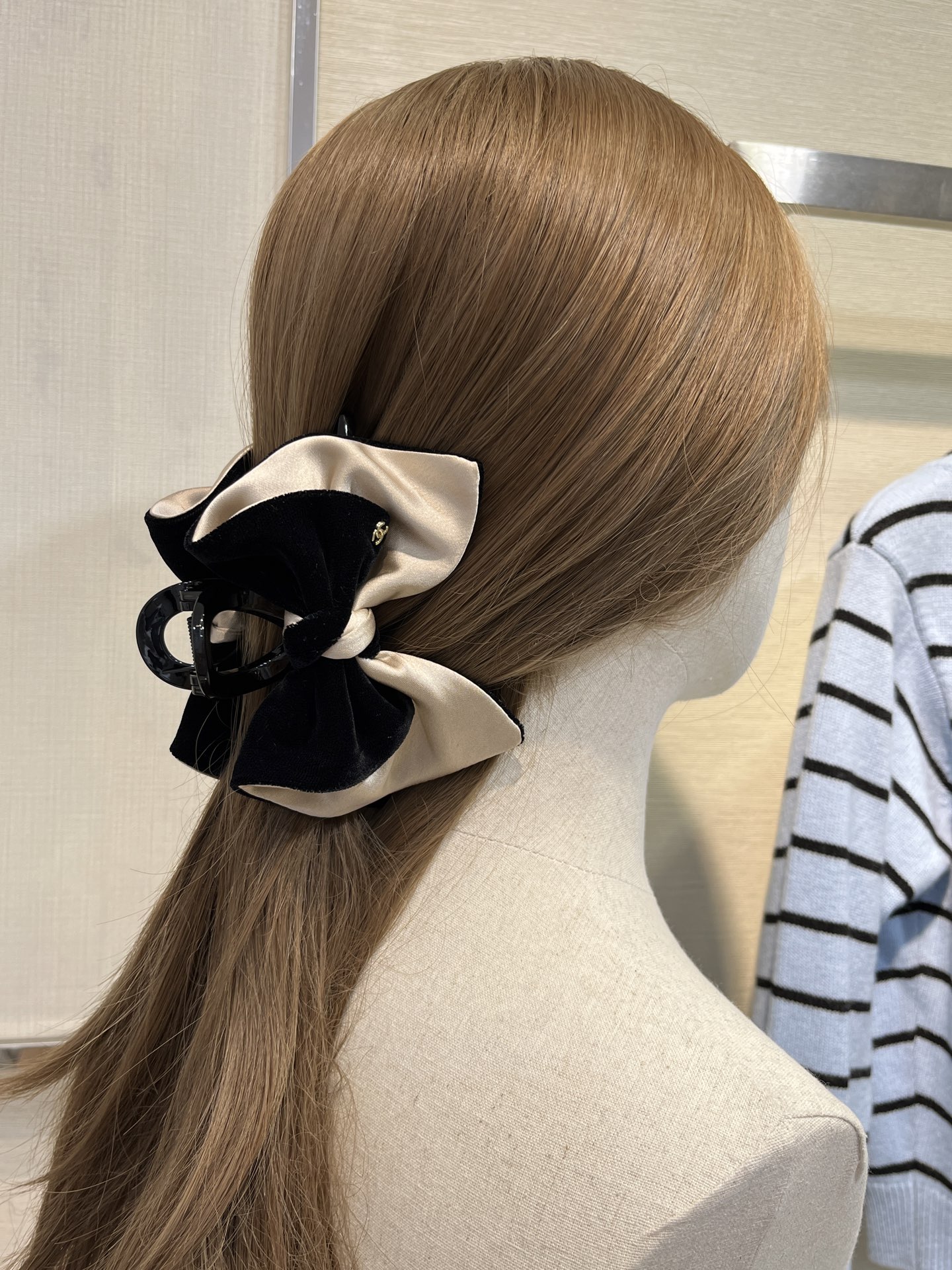 NO:635773,88200, Today's new product grabber * New champagne color bow gold double C hairpin. Champagne color + black double layer bow is so exquisite. Wearing it on the upper body is full of atmosphere and very stunning. It has the temperament of a little princess. It is noble and fashionable, hairpins, Cartier high-end jewelry1986090988200,今日新品抓夹 * 新款香槟色蝴蝶结金色双C发夹 香槟色+黑色双层蝴蝶结好精致 佩戴上身氛围感满满非常出片 完全就是小公主气质 贵气又时髦,,hairpins,卡迪亚高端饰品,Jewelry