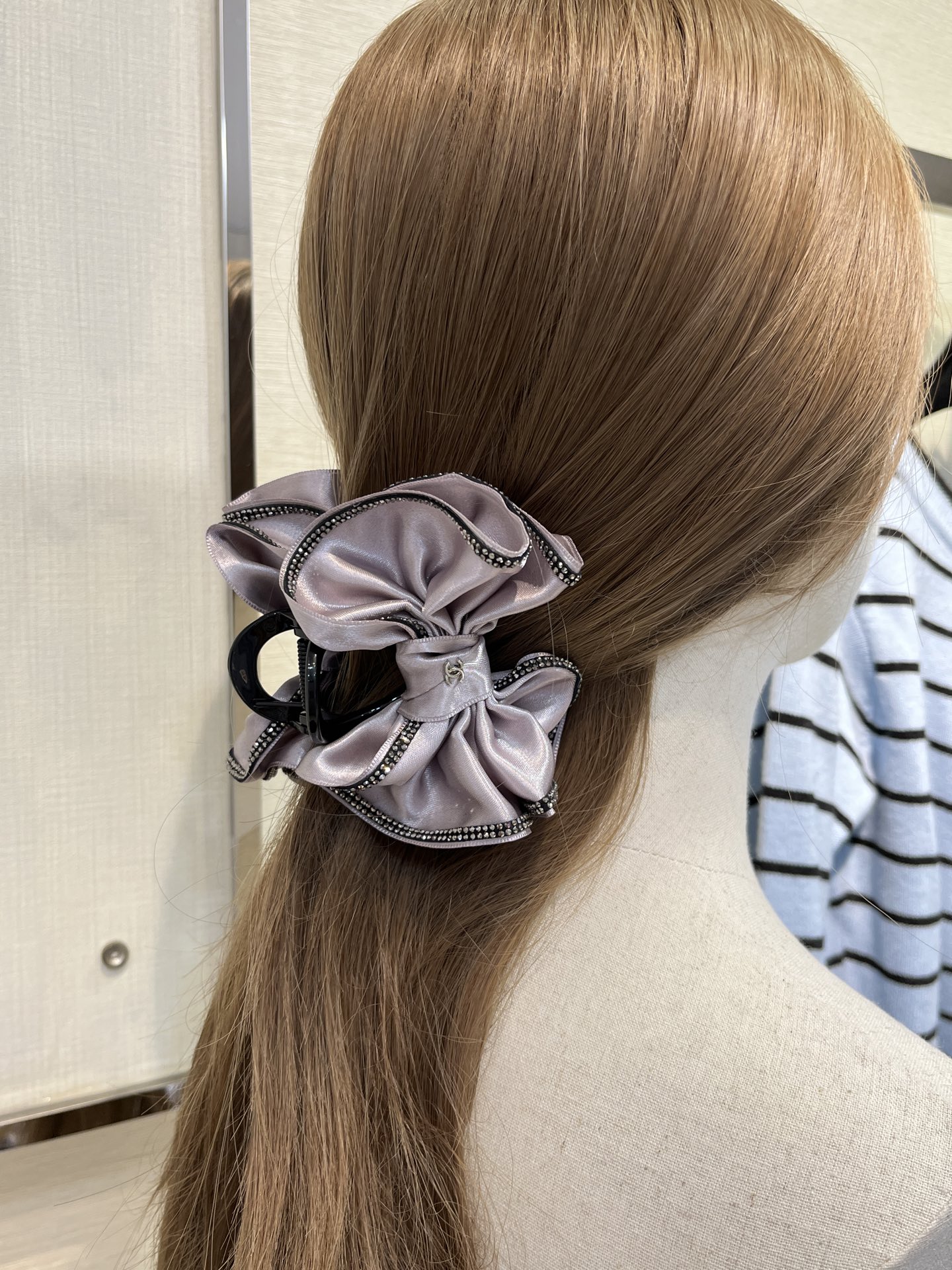 NO:635775,88200,^_^Today’s new product grabber * New purple bow and silver double C hairpin. Purple satin bow with rhinestone edge is so gentle. Wearing it on the upper body is full of atmosphere and very stunning. It has the temperament of a little princess. It is noble and fashionable. Hairpin shark, hairpins, Cartier high-end jewelry1986090988200,^_^今日新品抓夹 * 新款紫色蝴蝶结银色双C发夹 水钻边紫色缎面蝴蝶结太温柔啦 佩戴上身氛围感满满非常出片 完全就是小公主气质 贵气又时髦 发夹鲨鱼,,hairpins,卡迪亚高端饰品,Jewelry