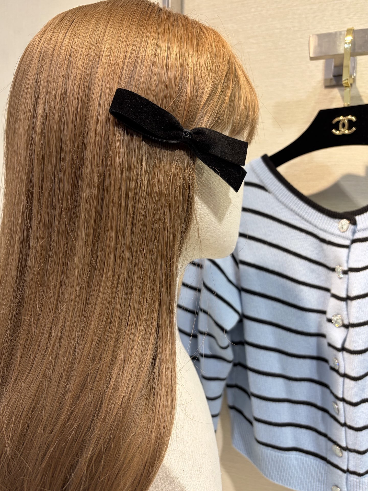 NO:635779,88170, today’s new product, bangs clip * New black double C medieval bow hairpin, velvet bow + black cc, low-key and very rich, a very attractive one, no resistance to bows, atmospheric film maker, any bangs will look good, hairpin duckbill, hairpins, Cartier high-end jewelry1986090988170,今日新品 刘海夹 * 新款黑色双C中古蝴蝶结发夹 丝绒蝴蝶结+黑色cc低调又很千金感 很耐看的一枚 对蝴蝶结没有抵抗力 氛围感出片神器,随便夹刘海都好看 发夹鸭嘴,,hairpins,卡迪亚高端饰品,Jewelry