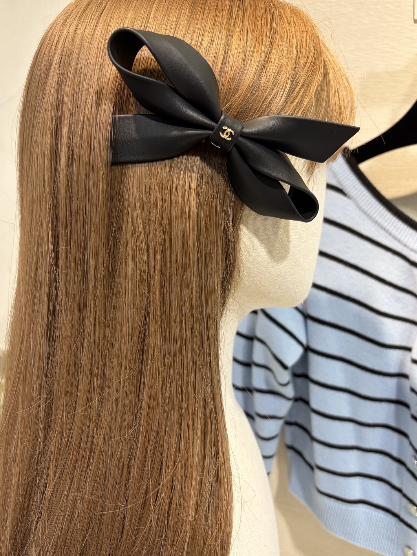 NO:635777,88180, today’s new product bangs clip * New golden double C black leather medieval bow hairpin, very attractive one, no resistance to bows, atmosphere-sensing artifact, it looks good with bangs casually, black leather material is very rich, hairpin duckbill clip, hairpins, Cartier high-end jewelry1986090988180,今日新品 刘海夹 * 新款金色双C黑色皮面中古蝴蝶结发夹 很耐看的一枚 对蝴蝶结没有抵抗力 氛围感出片神器,随便夹刘海都好看 黑色皮面材质就很千金小姐 发夹鸭嘴夹,,hairpins,卡迪亚高端饰品,Jewelry