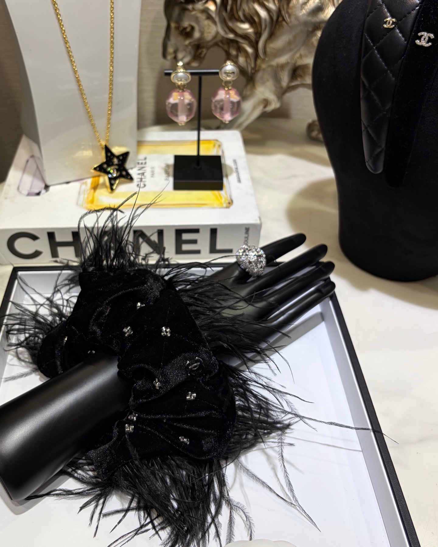 NO:635781,88180, today's new product hair tie * Autumn and winter new black double C medieval feather hair tie, starry black velvet hair tie, black feathers, the design is so unique, the atmosphere-sensing artifact, hair tie, hair rope, headband, Cardia high-end jewelry1986090988180,今日新品发圈 * 秋冬新款黑色双C中古羽毛发圈 满天星黑色丝绒发圈黑色羽毛 设计太独特啦氛围感出片神器 发圈发绳头绳,,卡迪亚高端饰品,Jewelry